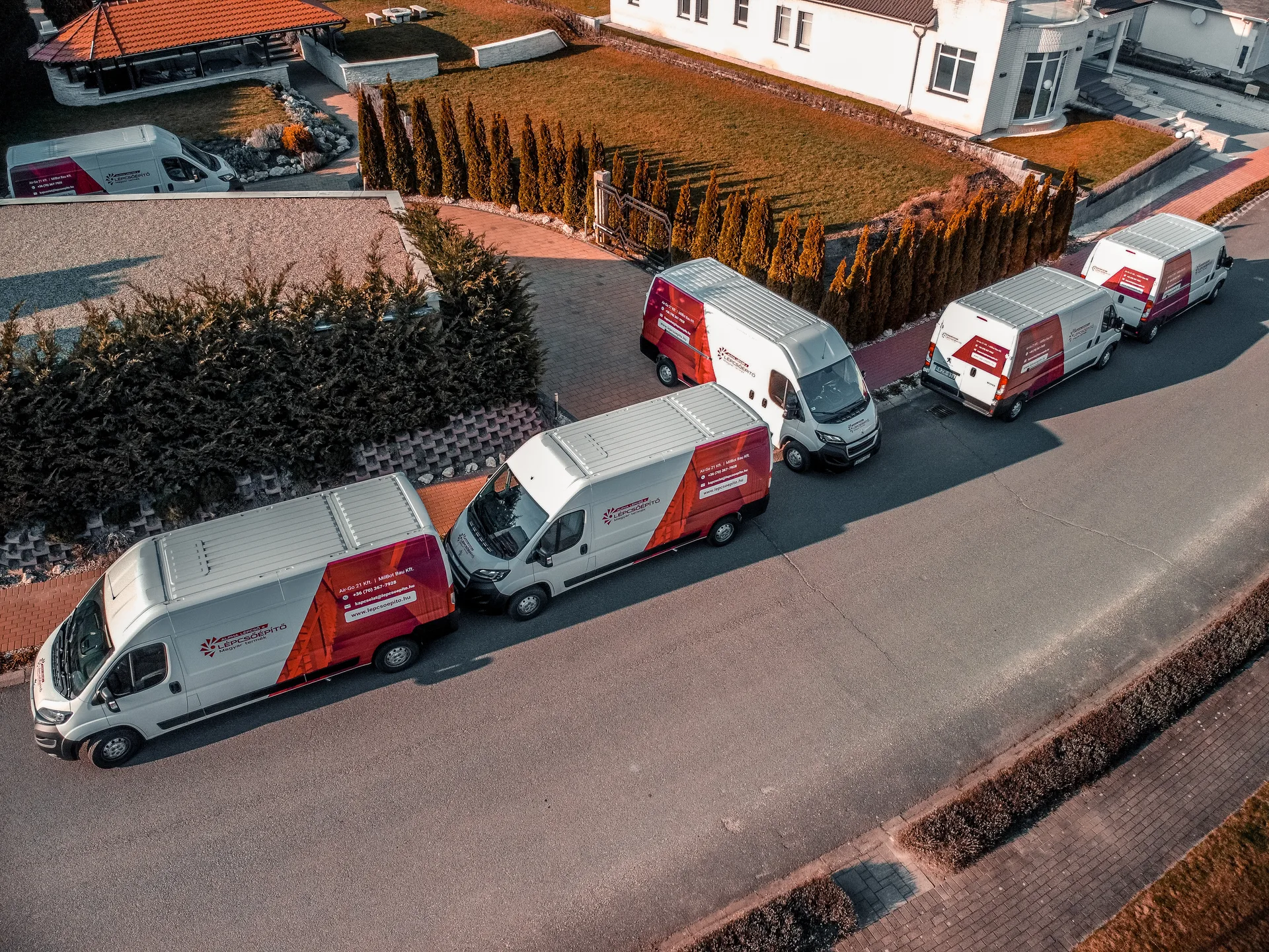 Alpha Lépcső Peugeot Boxer flottadekoráció – drónfelvétel a teljes járműflottáról