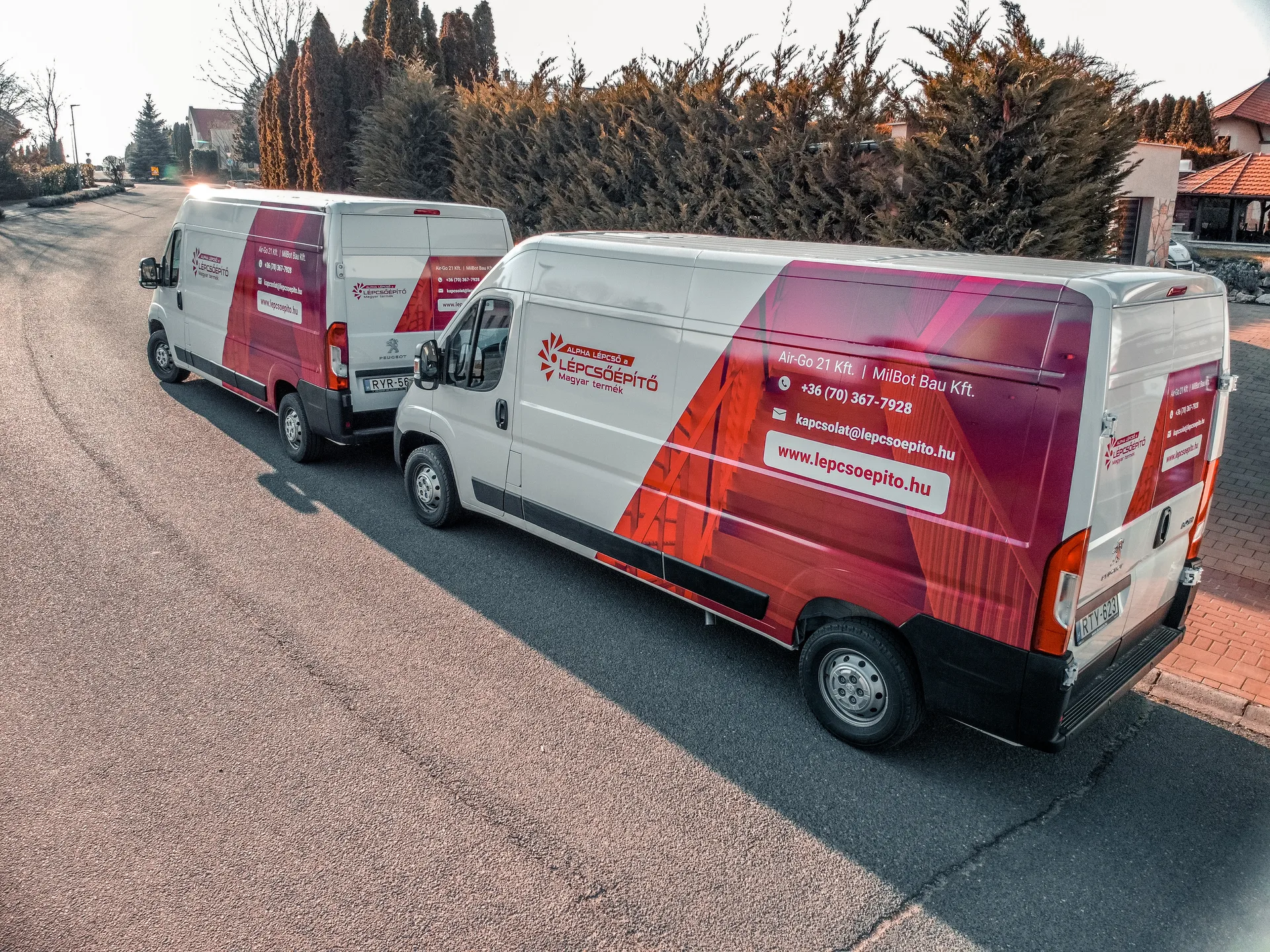 Alpha Lépcső Peugeot Boxer oldaldekoráció közelről – 3D hatású nyomtatott fólia, lépcső grafika és vágott logó