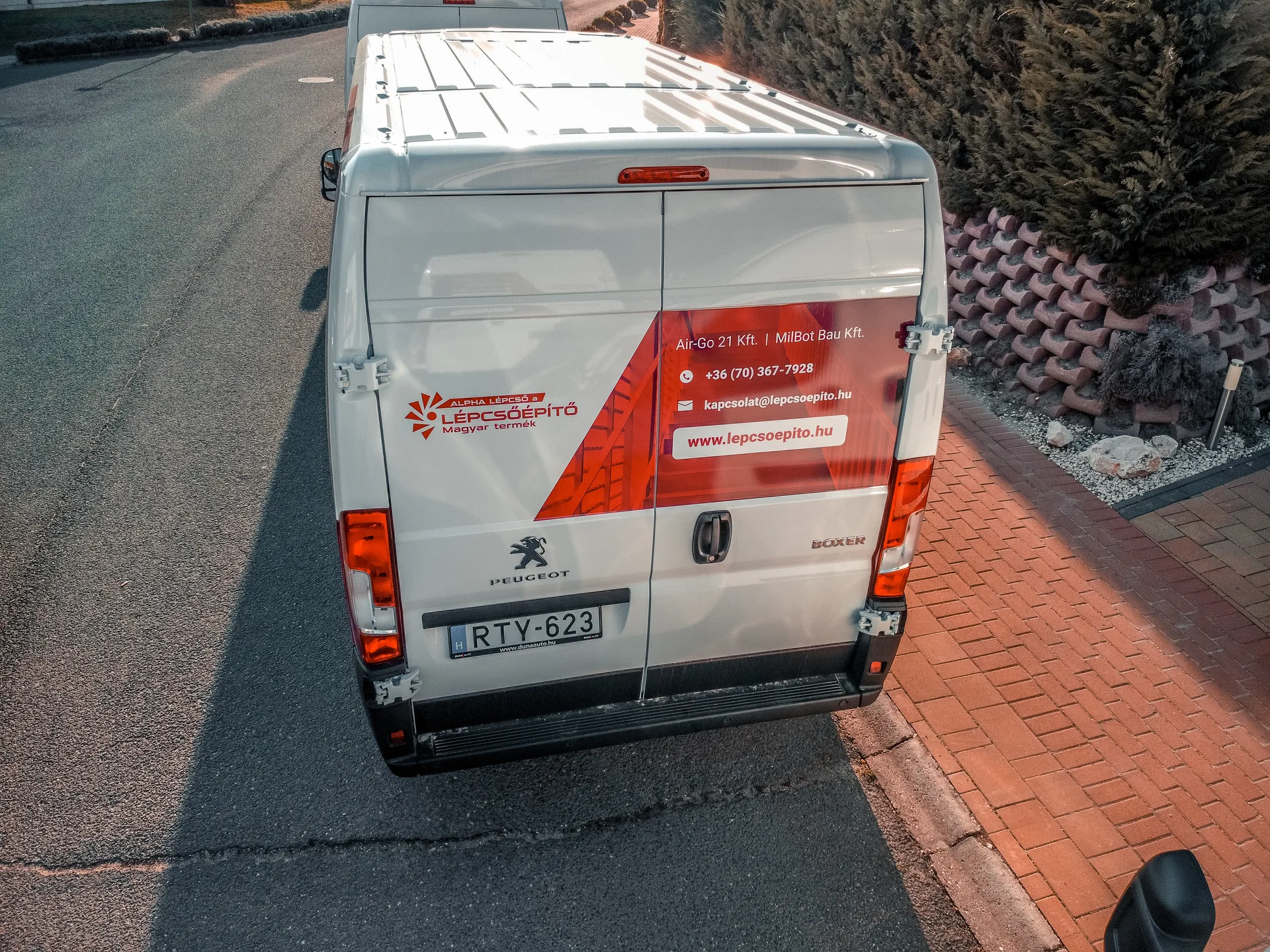 Alpha Lépcső Peugeot Boxer hátfal dekoráció – lépcsőépítő logó, elérhetőség és webcím a hátsó ajtón