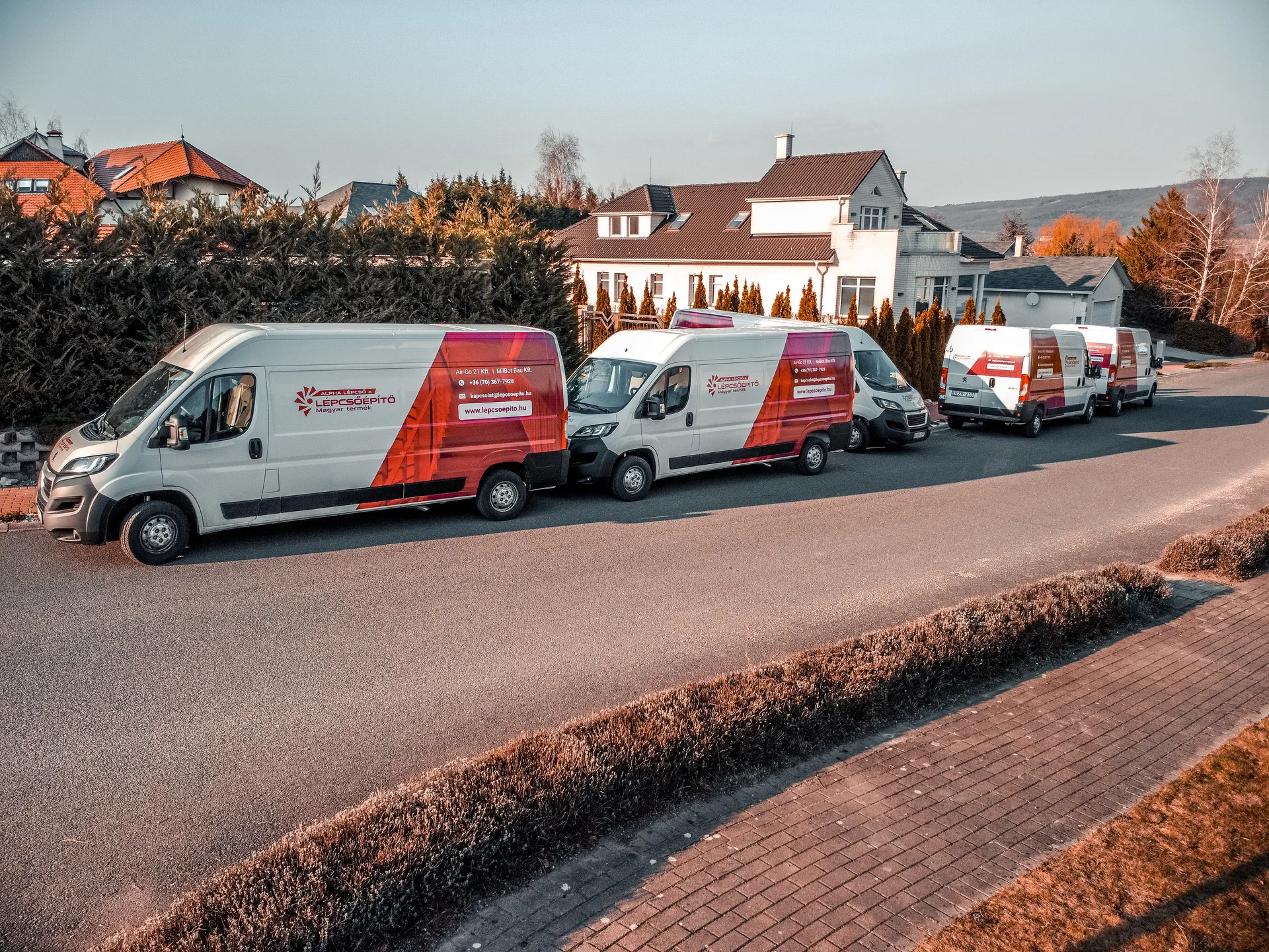 Alpha Lépcső Peugeot Boxer flotta felülnézetből – négy egységes arculatú jármű egyszerre
