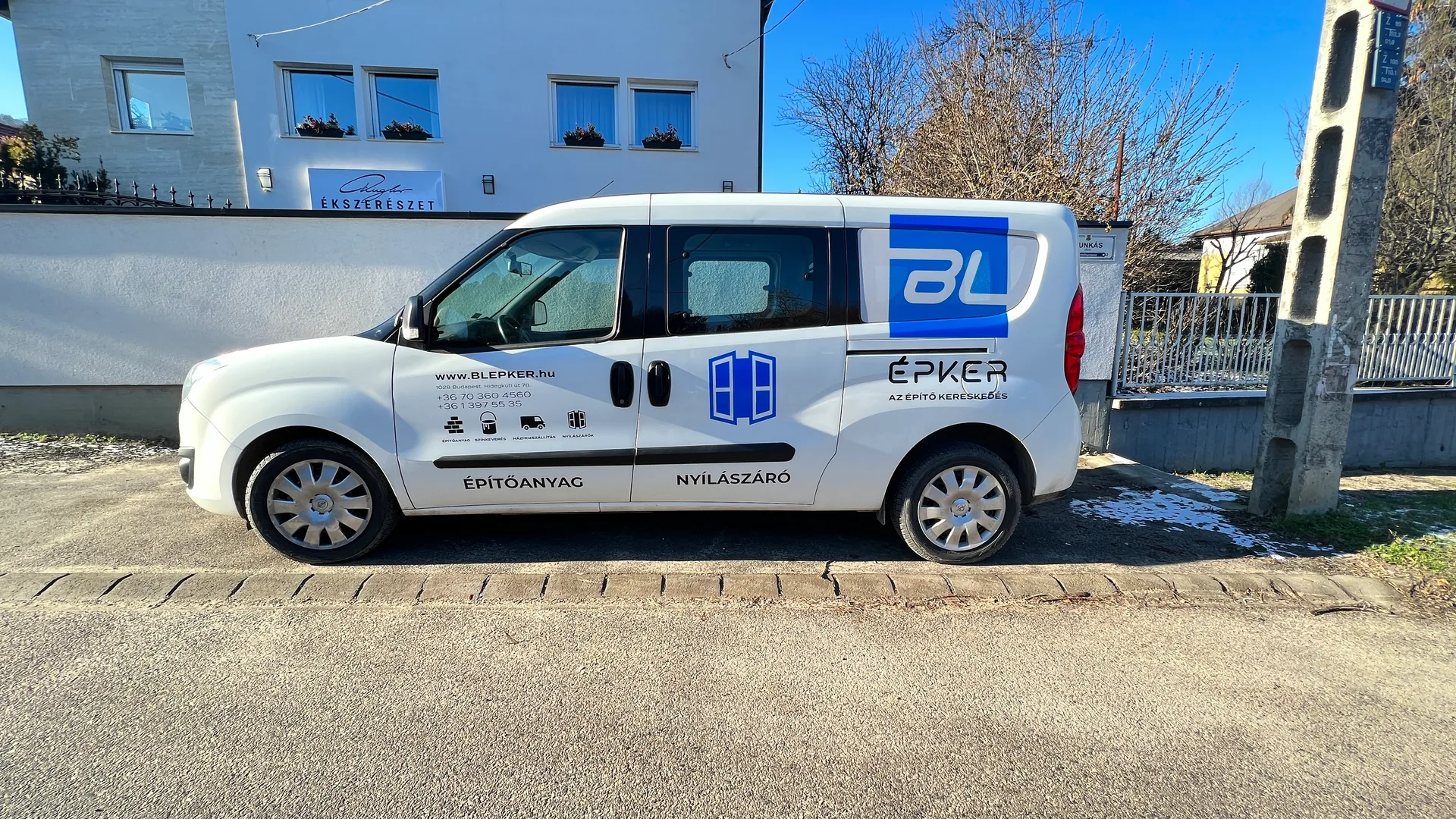 BL Épker Opel Combo oldaldekoráció – nagyméretű logó, építőanyag és nyílászáró profil kiemelése vágott fóliával