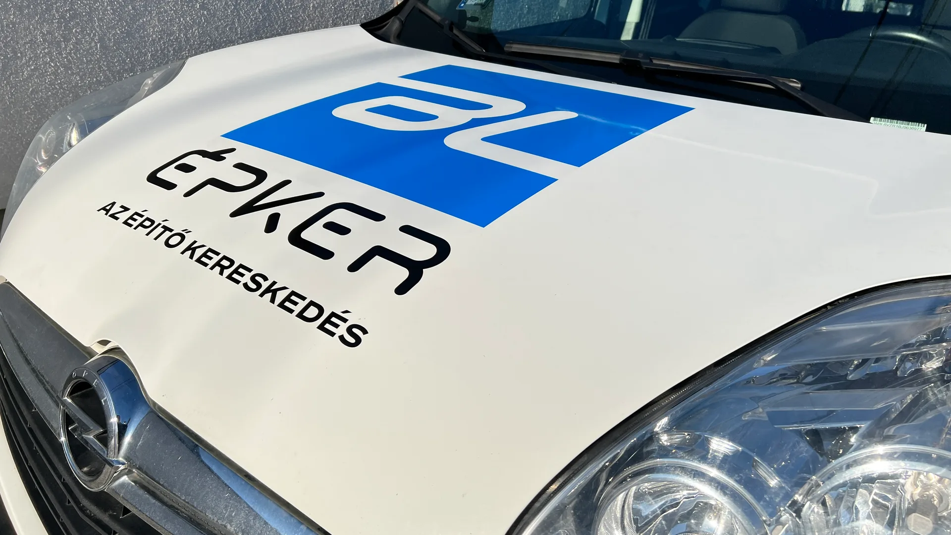 BL Épker Opel Combo géptető dekoráció – felülnézetből is azonosítható vágott fóliás megjelenés