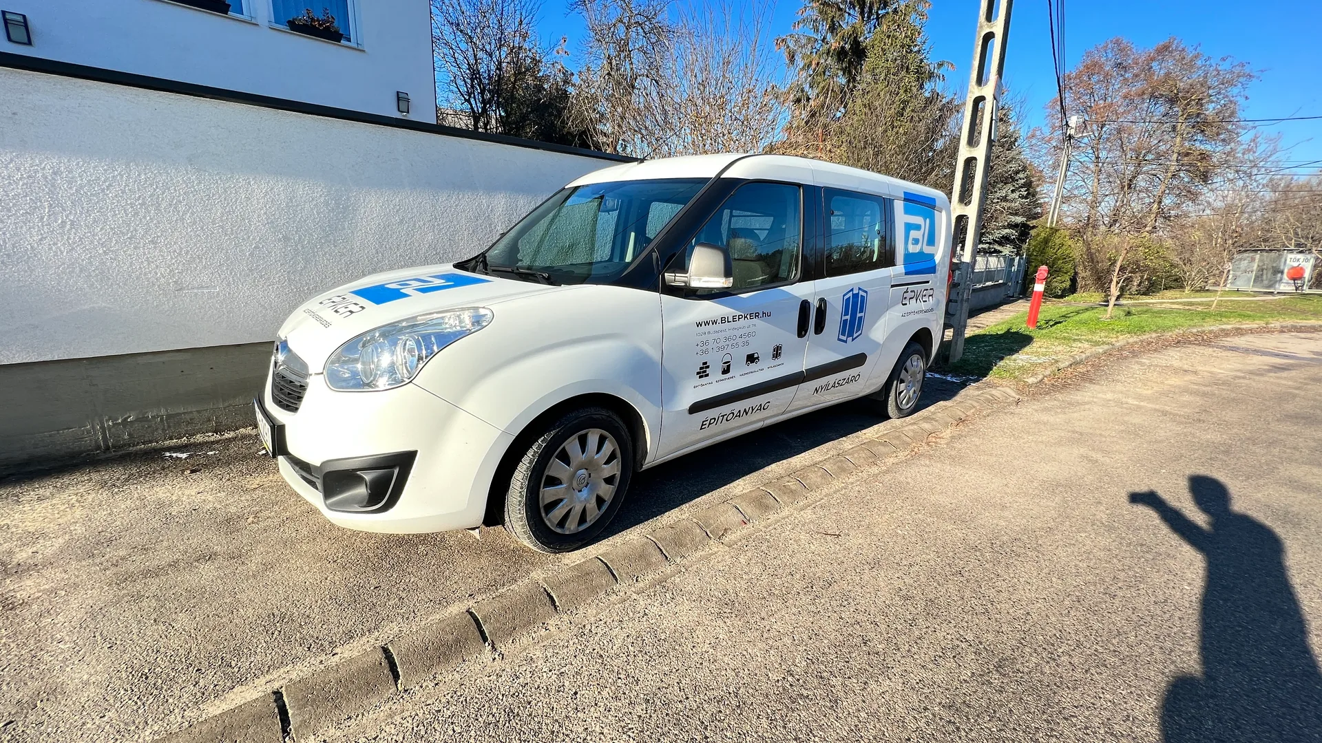 BL Épker Opel Combo autódekoráció részlet – többszínű vágott fólia, prémium minőségű kültéri kivitel
