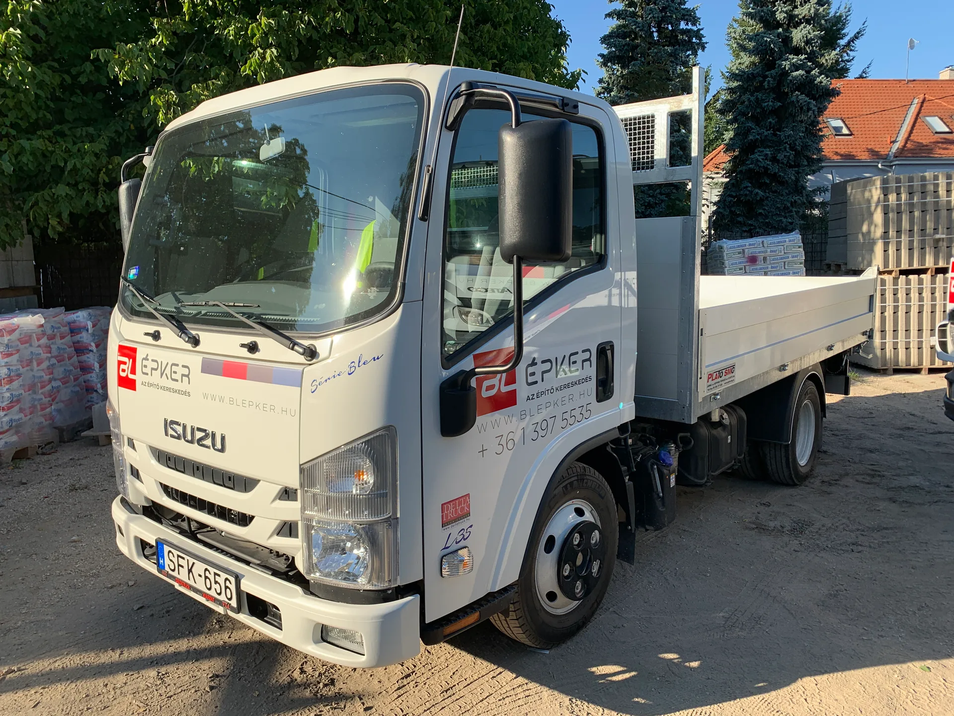 BL Épker Isuzu Série Bleu platós teherautó – közepes méretű flottajármű részleges fóliázással és vállalati arculattal