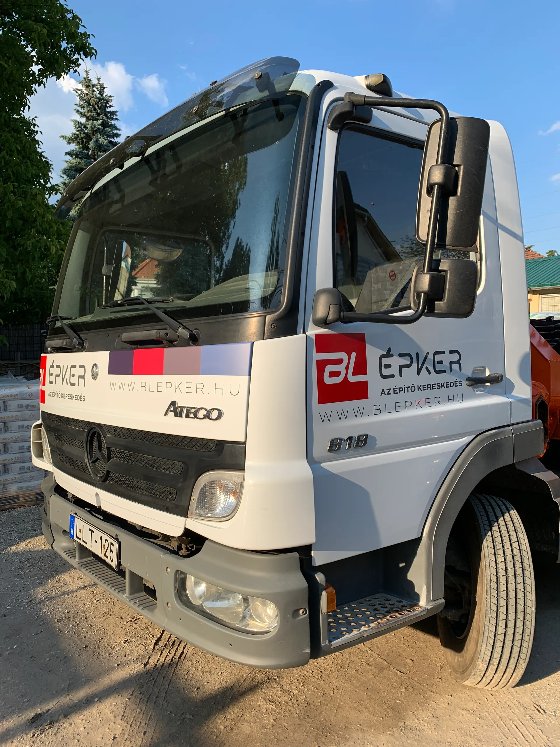 BL Épker Mercedes Atego oldal- és tetődekoráció részlet – flotta arculat felülnézetből