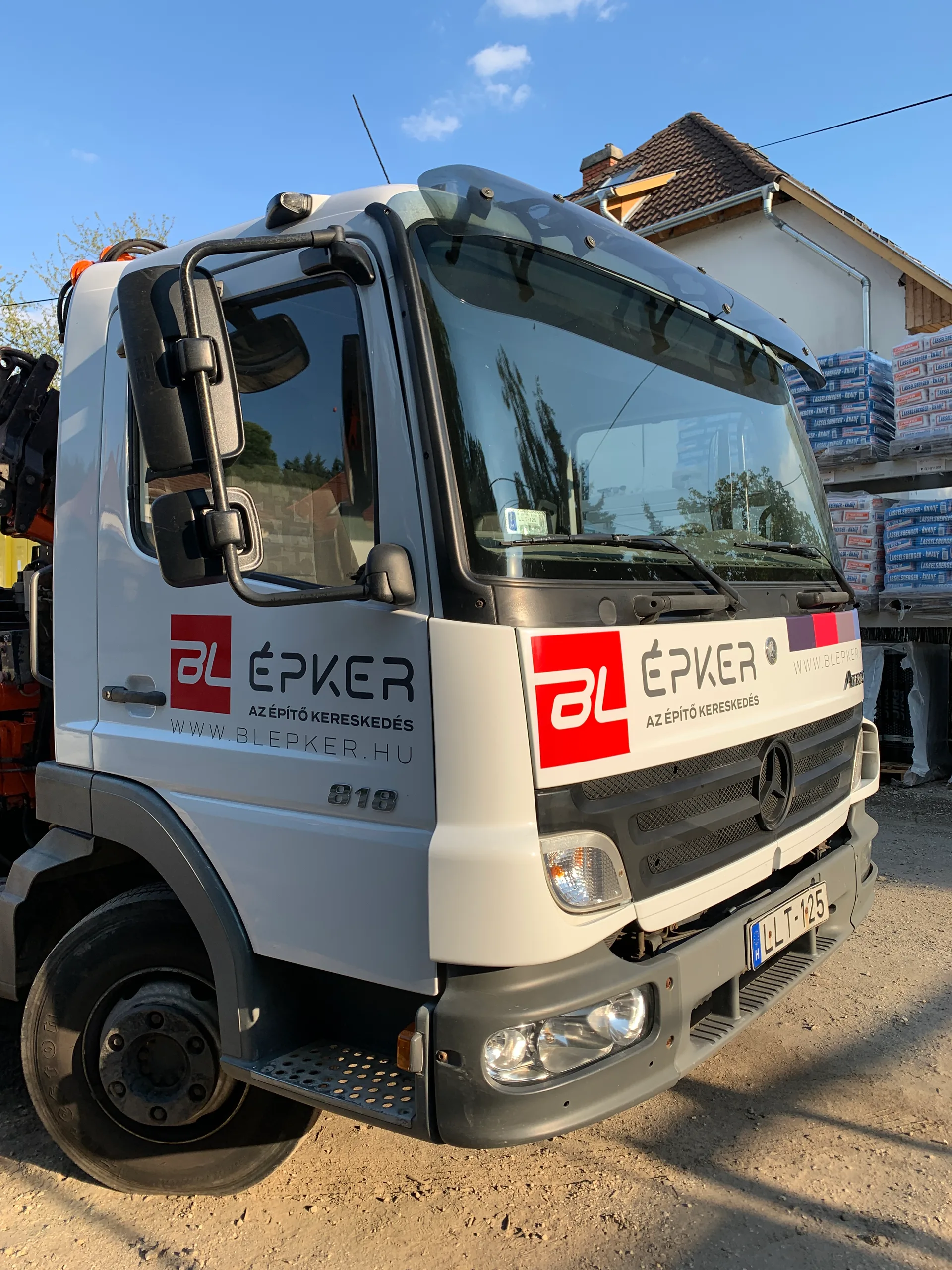BL Épker Mercedes Atego 818-as modell – BL ÉPKER vállalati logókkal vágott fóliás kivitelben