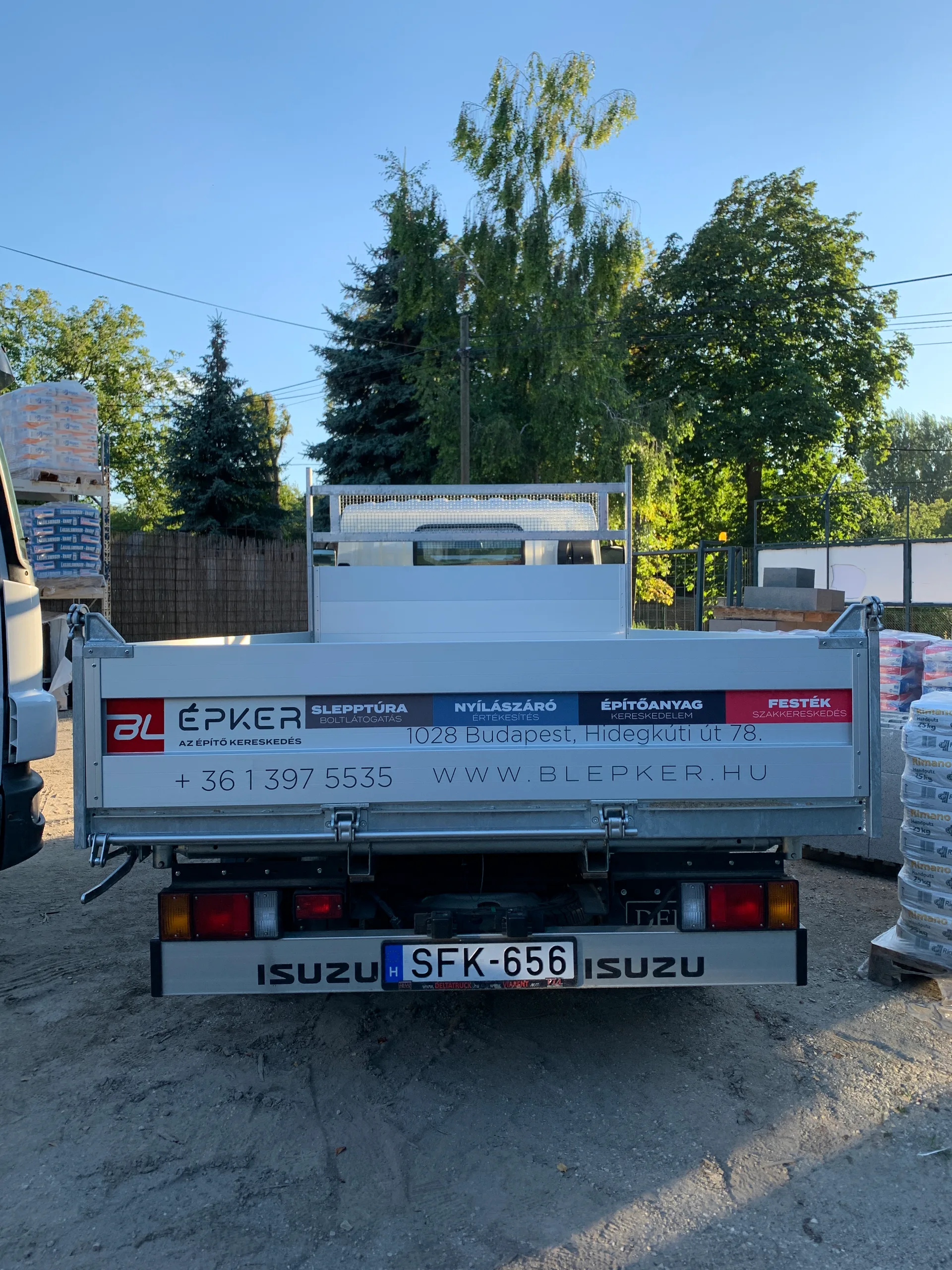 BL Épker Isuzu plató oldaldekoráció – teljes szolgáltatási profilrendszer (építőanyag, nyílászáró, festék) és vállalati elérhetőségek jól olvasható kivitelben