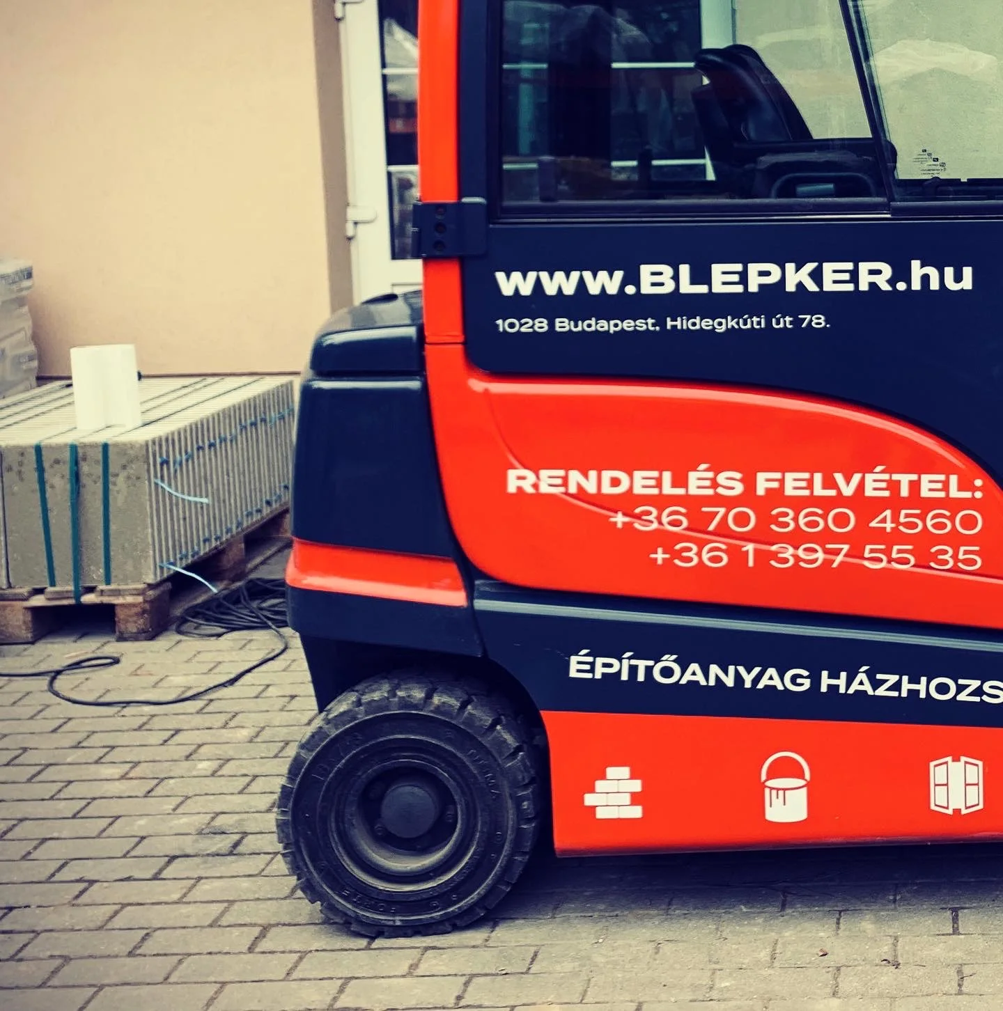 BL Épker targonca oldalfelirat közelről – www.BLEPKER.hu, 1028 Budapest Hidegkúti út 78 cím és RENDELÉS FELVÉTEL telefonszámok vágott fóliával