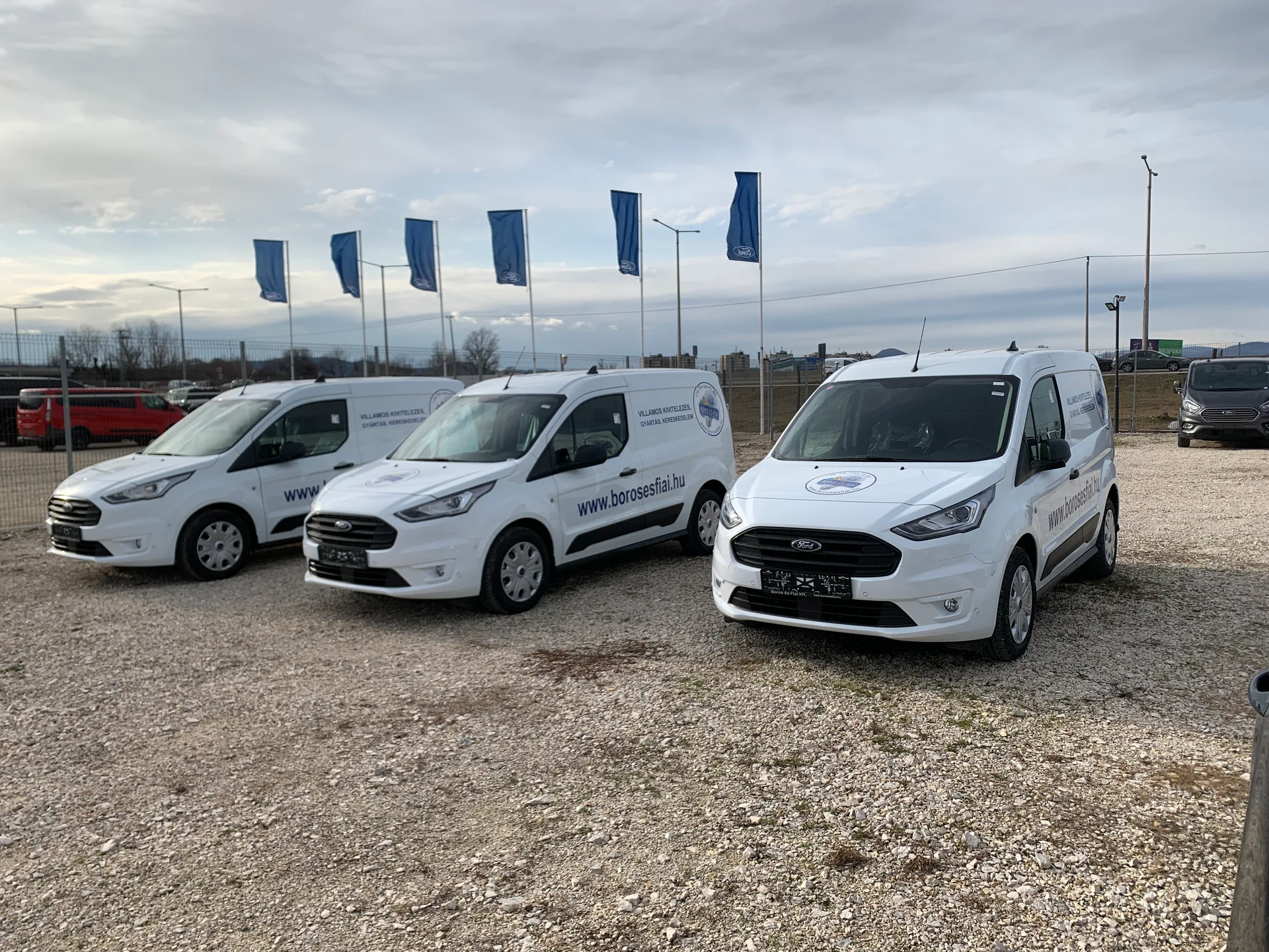 Boros és Fiai Ford Transit Connect flottadekoráció – három fehér villamosipari haszongépjármű egységes arculattal