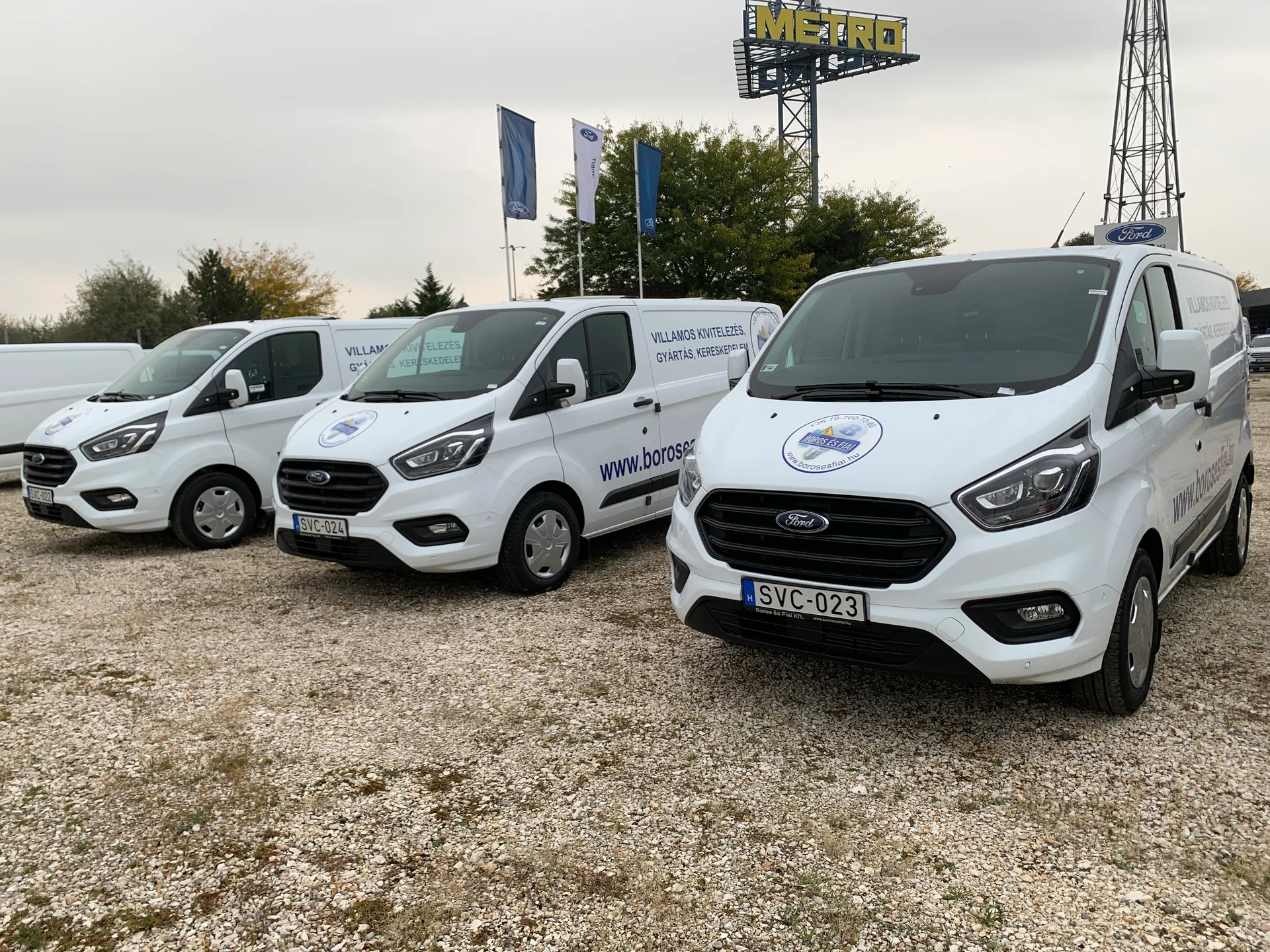 Boros és Fiai Ford Transit Custom flottadekoráció – három fehér zárt áruszállító egységes vállalati arculattal