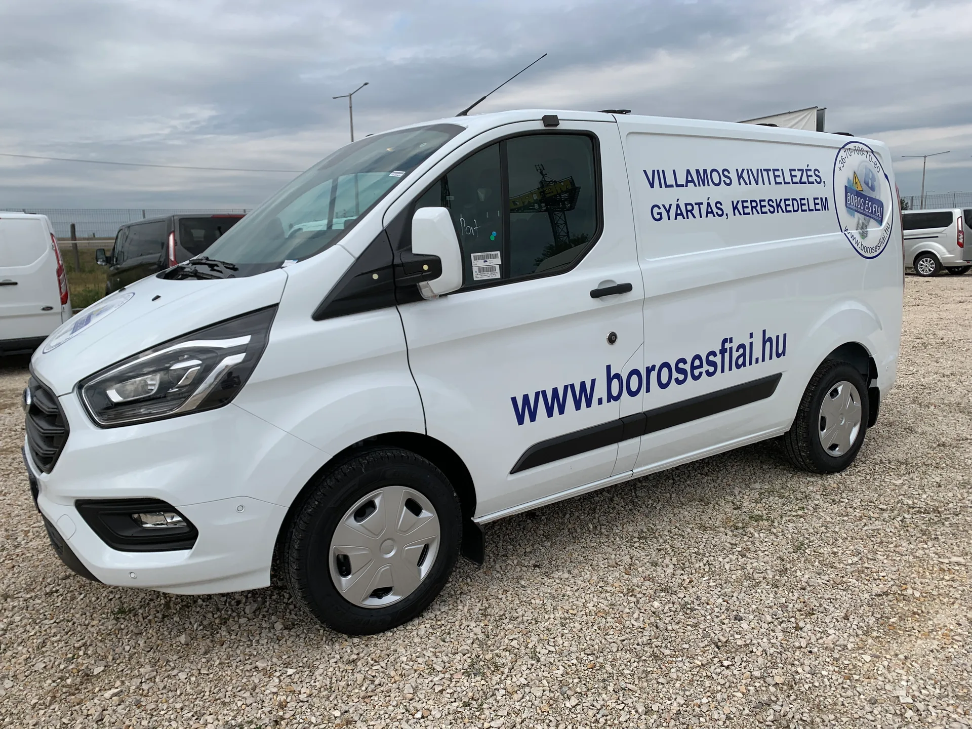 Boros és Fiai Ford Transit Custom oldalnézet – nagyméretű kék céges logó, szolgáltatási profilszöveg és weboldal felirat a teljes oldalfal hosszában