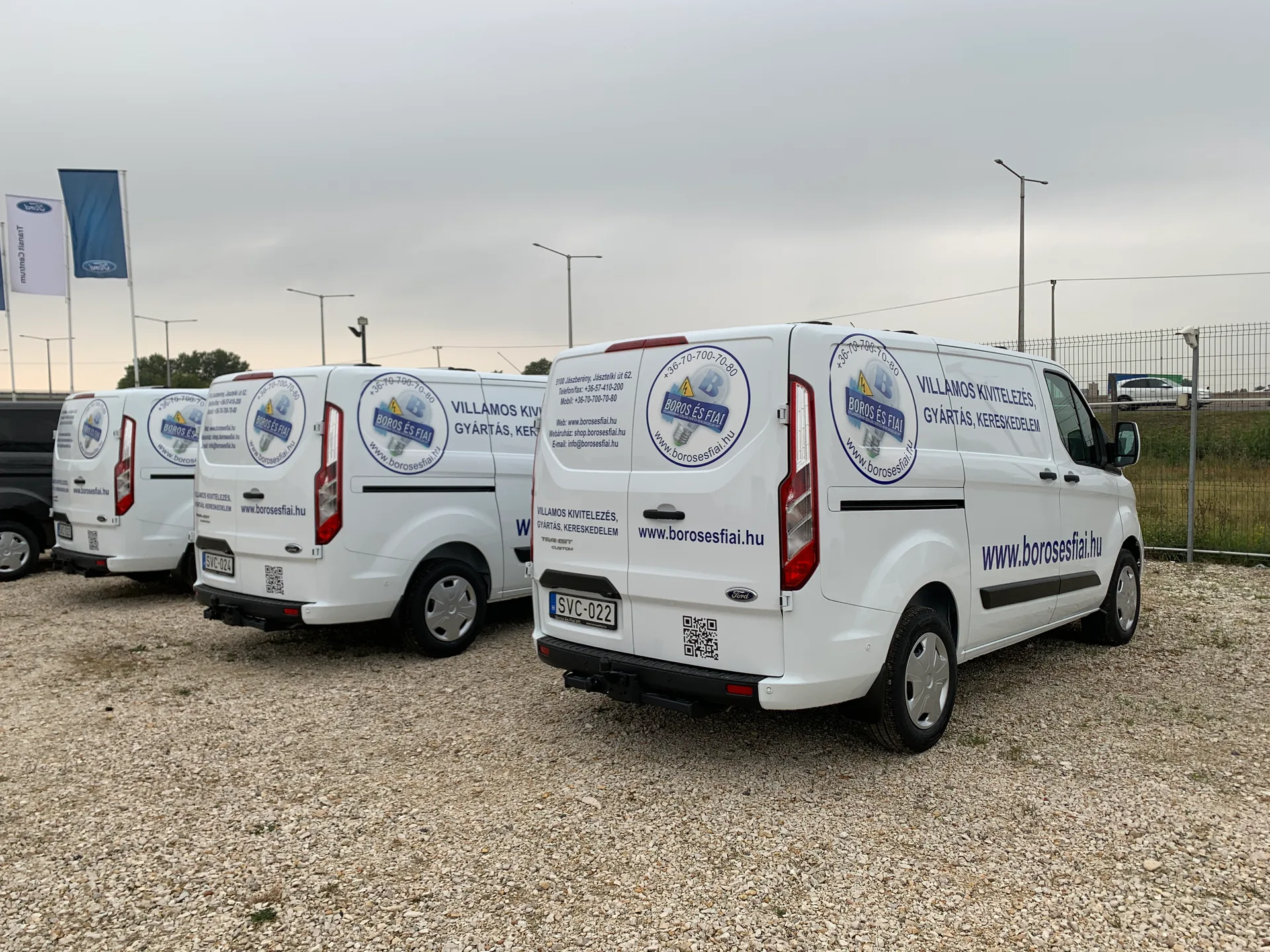 Boros és Fiai három Ford Transit Custom flottajármű hátulnézetből – hátsó ajtó információs blokk QR-kóddal, teljes flottaszintű egységes megjelenés