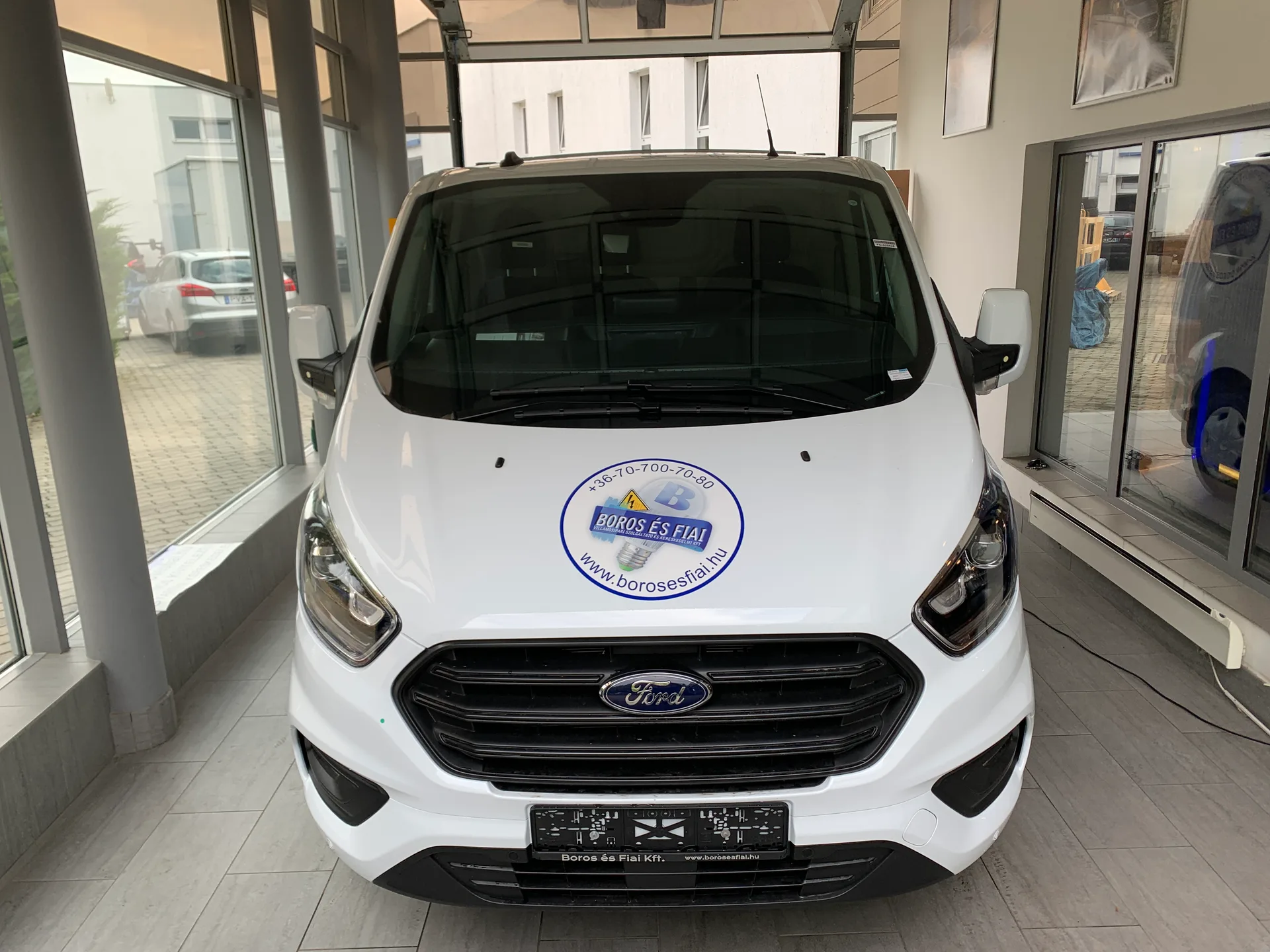 Boros és Fiai Ford Transit Custom elölnézet – motorháztető-logó és vállalati arculat zárt áruszállító haszongépjárművön