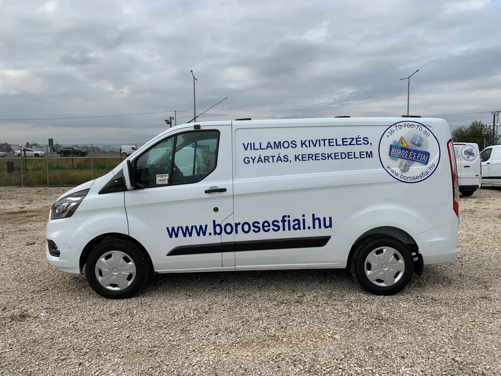 Boros és Fiai Ford Transit Custom oldal- és hátsó dekoráció – ellentétes oldal nézete egységes céges grafikával és weboldal címmel
