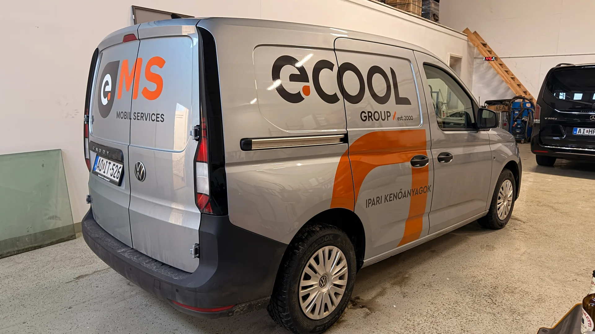 Ecool Kft. Volkswagen Caddy szervizjármű a megújult e.COOL arculattal – ezüst karosszérián narancssárga D-motívum