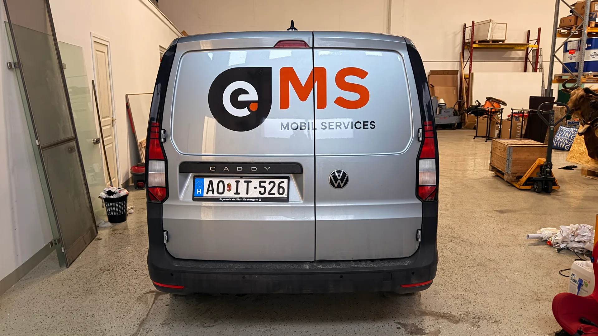Ecool Volkswagen Caddy hátsó ajtó dekoráció – nagyméretű e.MS MOBIL SERVICES logó a megújult e.COOL identitásban, AO-IT-526 rendszámmal