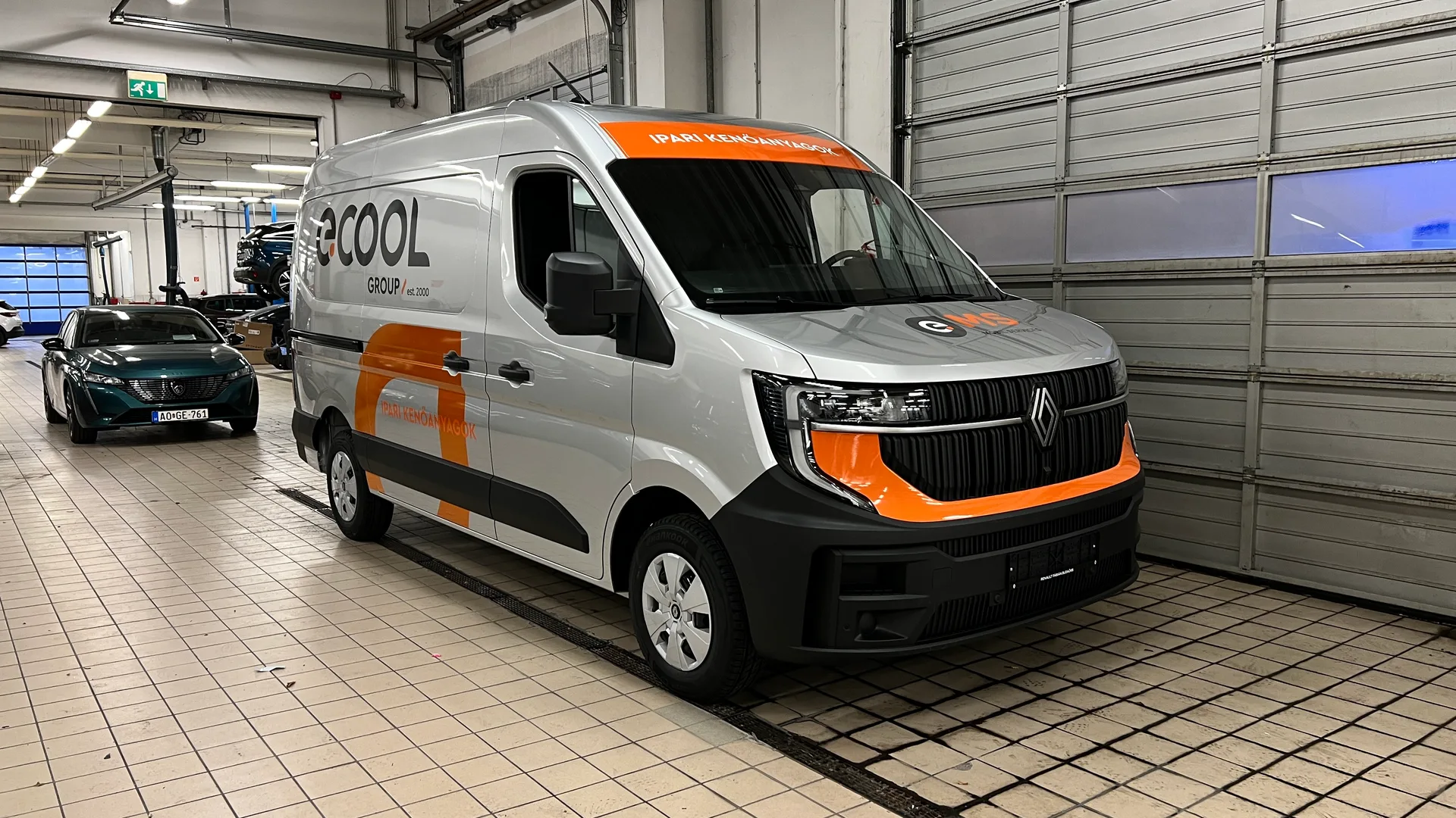 Ecool Kft. új Renault Master szervizfurgon a megújult e.COOL arculattal – narancssárga homlokrács és karakteres D-motívum