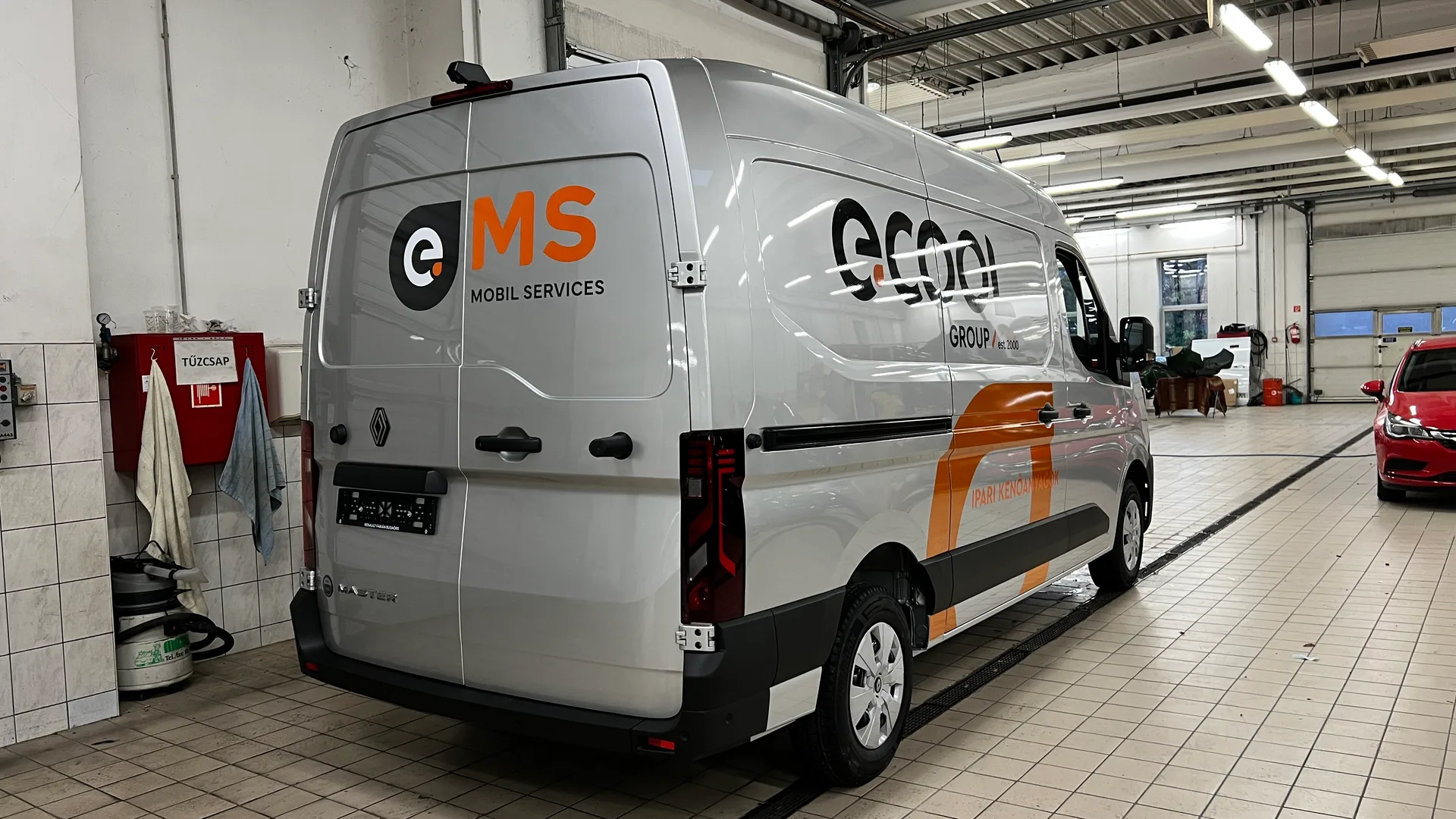 Ecool Renault Master hátsó és oldal nézet – e.MS Mobil Services logó a hátsó ajtón és kiterjedt e.COOL arculat az oldalfalon, megújult vizuális identitás