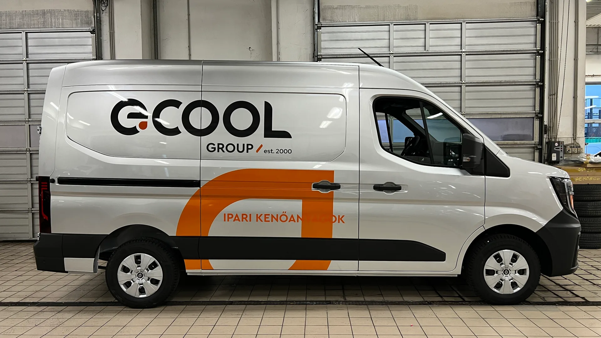 Ecool Renault Master teljes oldalnézet – új e.COOL logó, IPARI KENŐANYAGOK felirat és bold narancssárga grafikai motívum egységes kompozícióban
