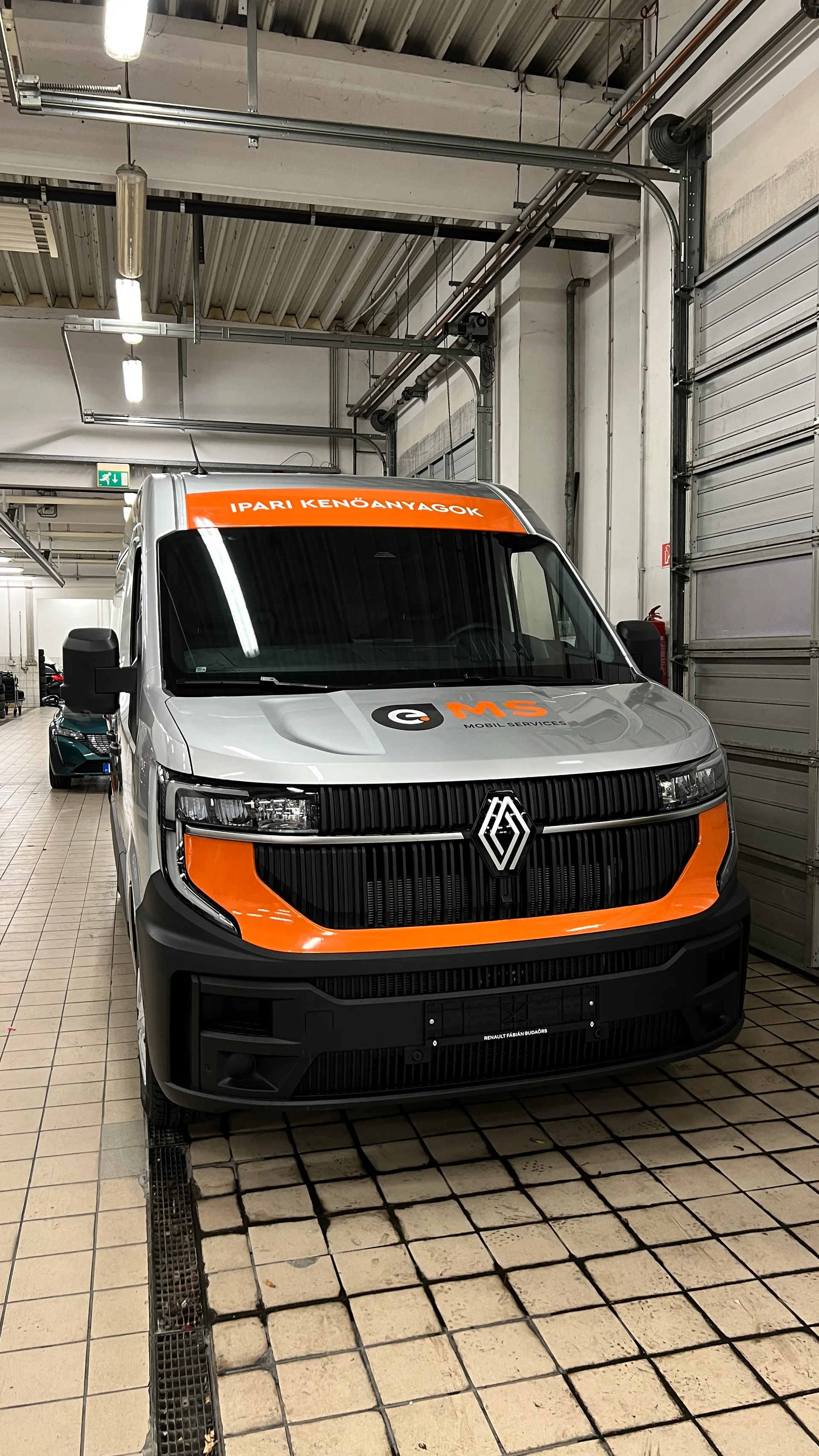 Ecool új Renault Master szervizfurgon szemből – narancssárga homlokrács-dekor, e.MS MOBIL SERVICES logó a motorháztetőn és IPARI KENŐANYAGOK felirat a szélvédő fölött