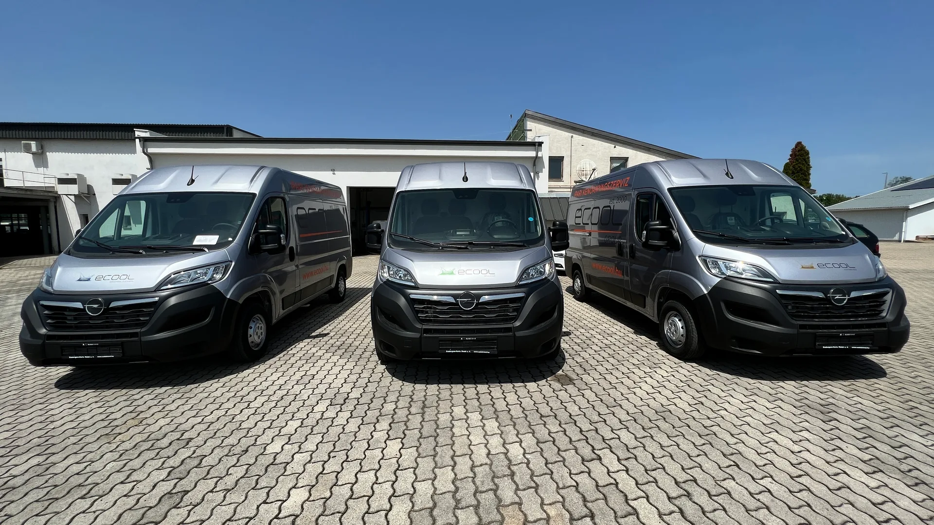 Ecool Kft. Opel Movano flotta – ezüst mobil szervizjárművek egységes ecool vállalati arculattal
