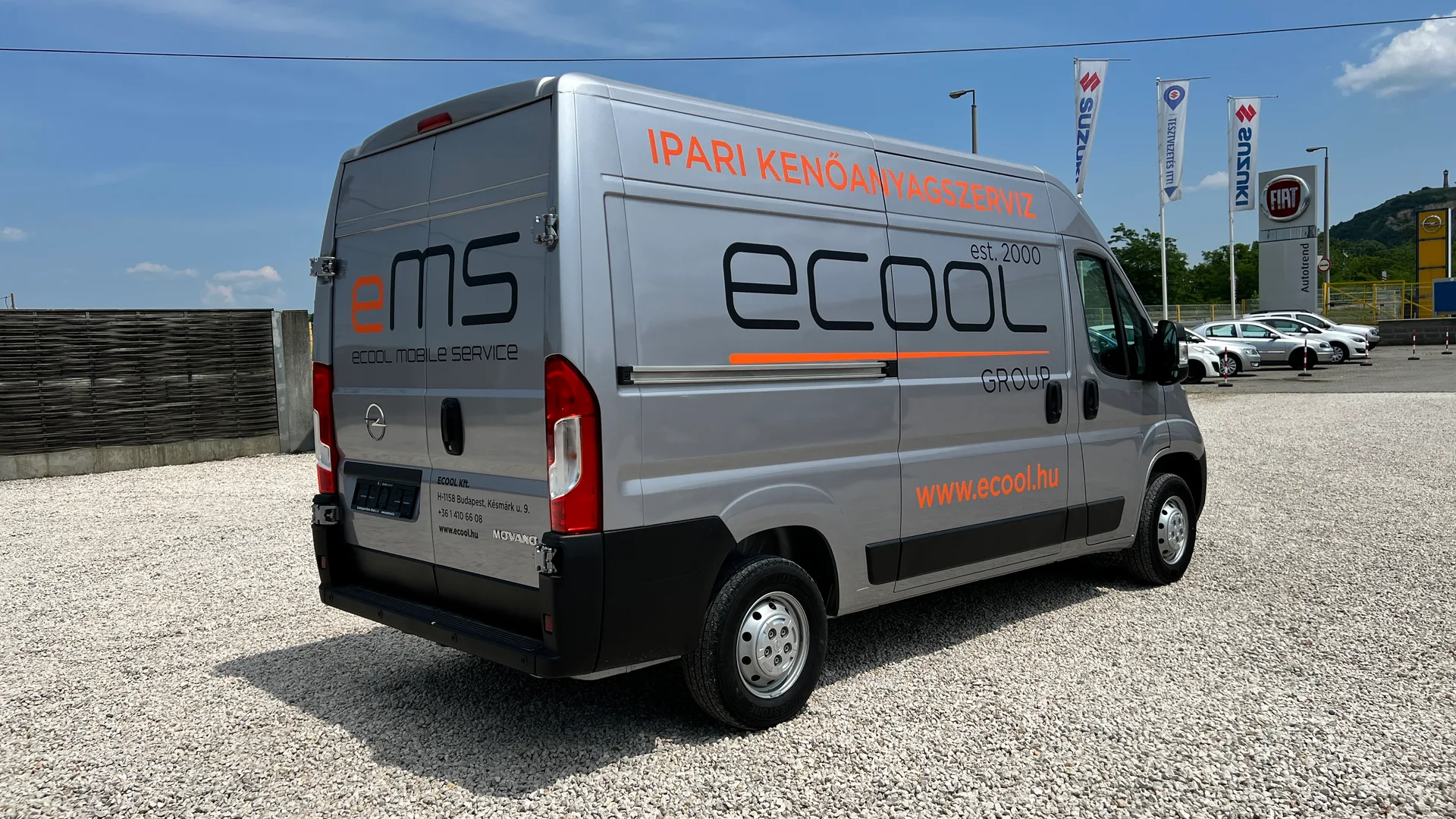 Ecool Opel Movano hátsó és oldal dekoráció részlet – eMS Ecool Mobile Service logó, telephely elérhetőségek, QR-kód és ecool márkajelzés a karosszérián