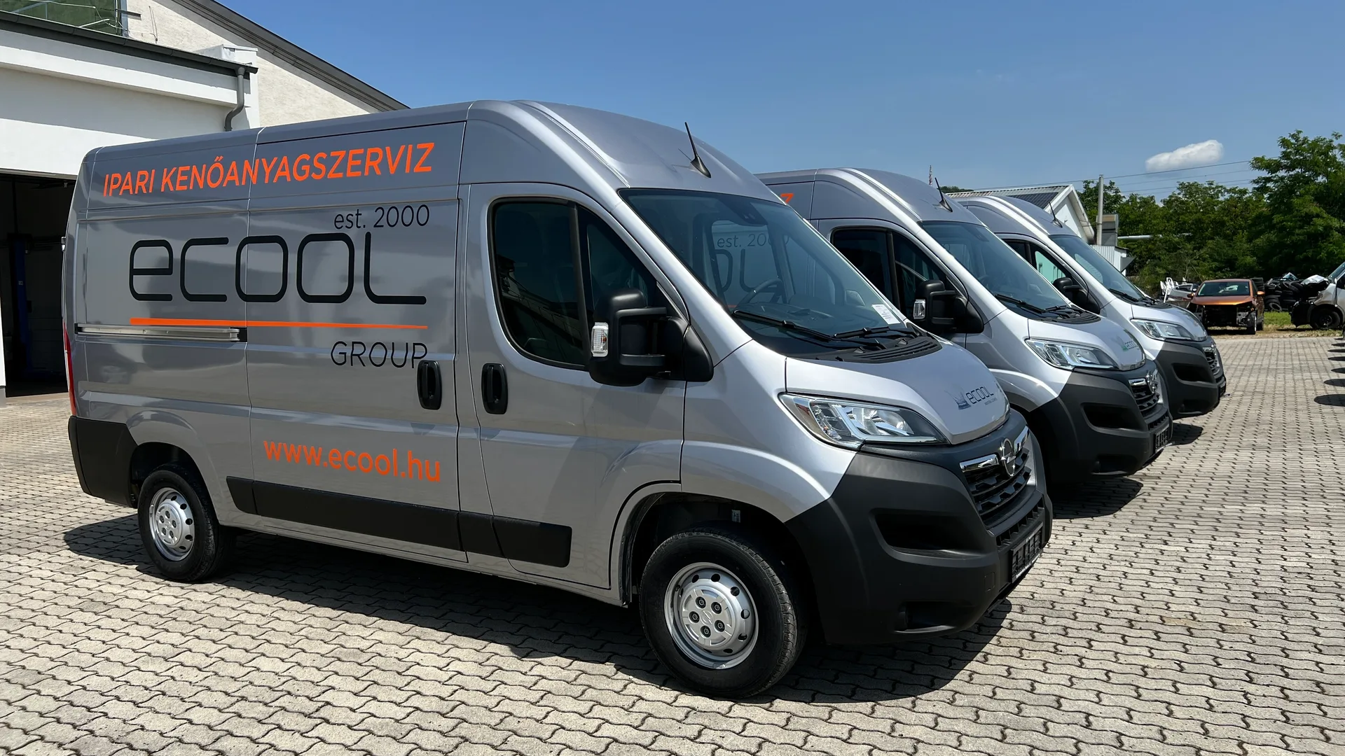 Ecool három Opel Movano flottajármű egymás mellett – egységes ezüst karosszéria, ecool logó és narancssárga vezérszín