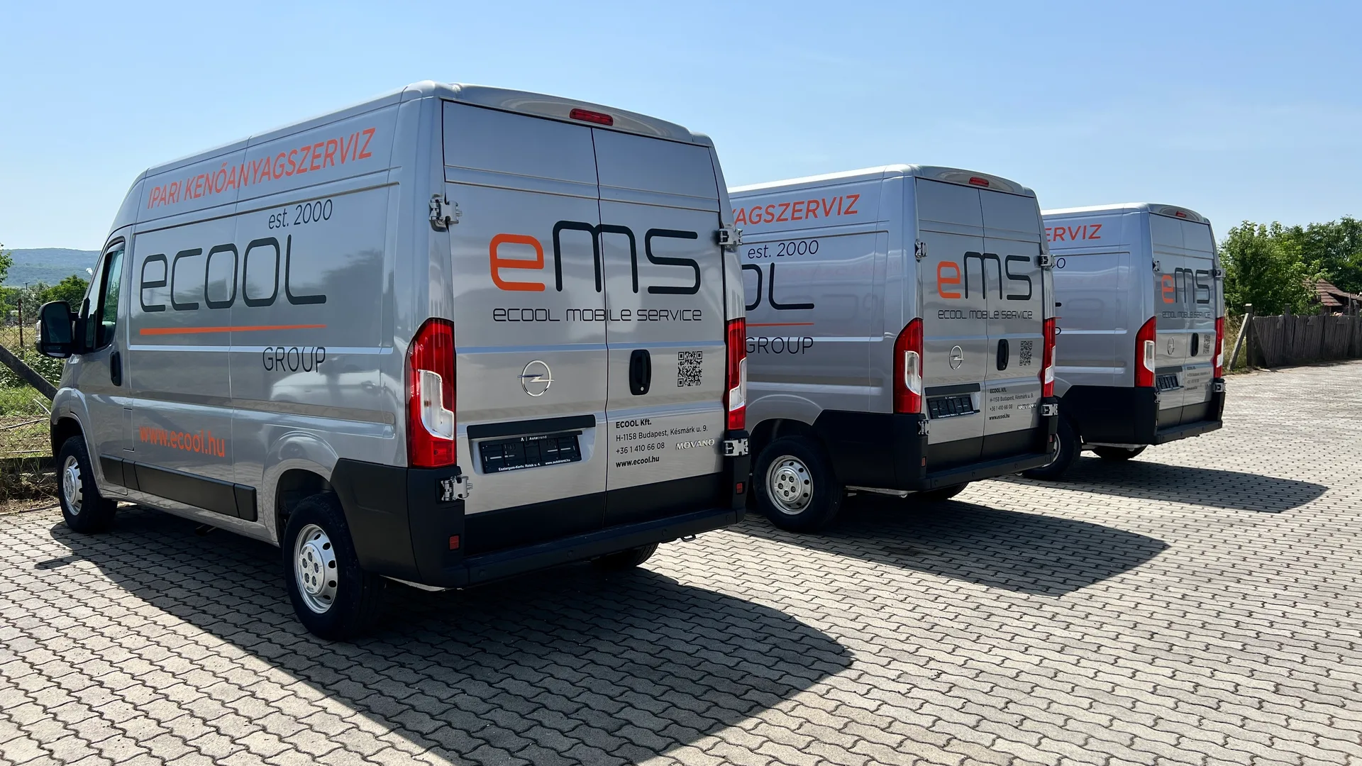 Ecool Opel Movano mobil szervizflotta hátulnézetből – eMS Ecool Mobile Service feliratok és QR-kódos elérhetőség a hátsó ajtókon