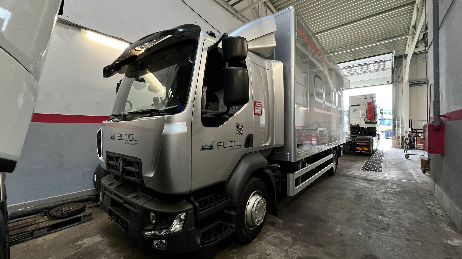 Ecool 12 tonnás Renault teherautó vezetőfülke és felépítmény kombinált nézet – cab oldalán ecool INDUSTRIAL CLEANERS branding és QR-kód, dobozon kiterjedt ecool arculat