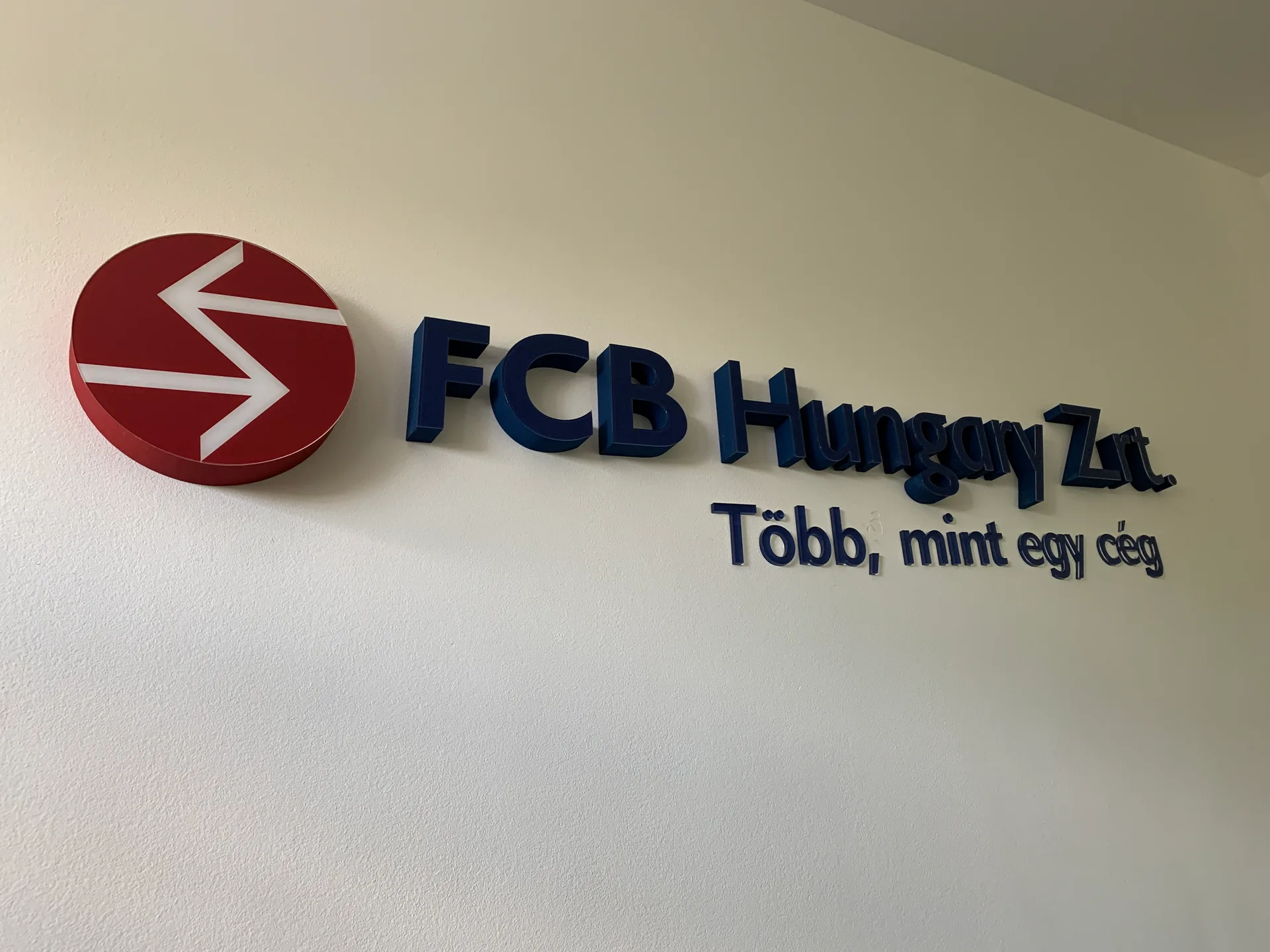 Plexi előlapos habbetű – FCB Hungary térbeli logófal közelkép