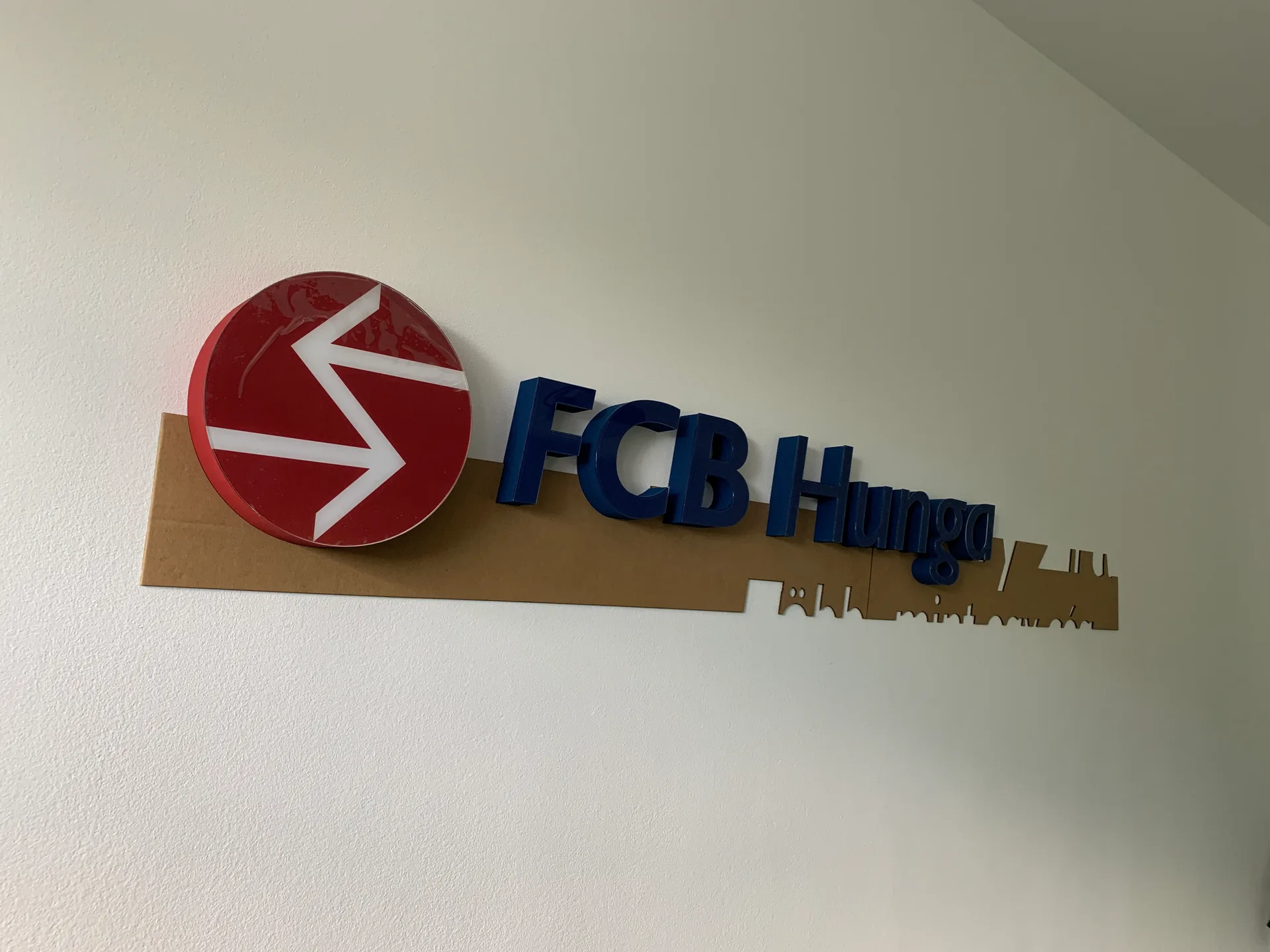 Térbeli irodai logófal – FCB Hungary 3D branding dekoráció
