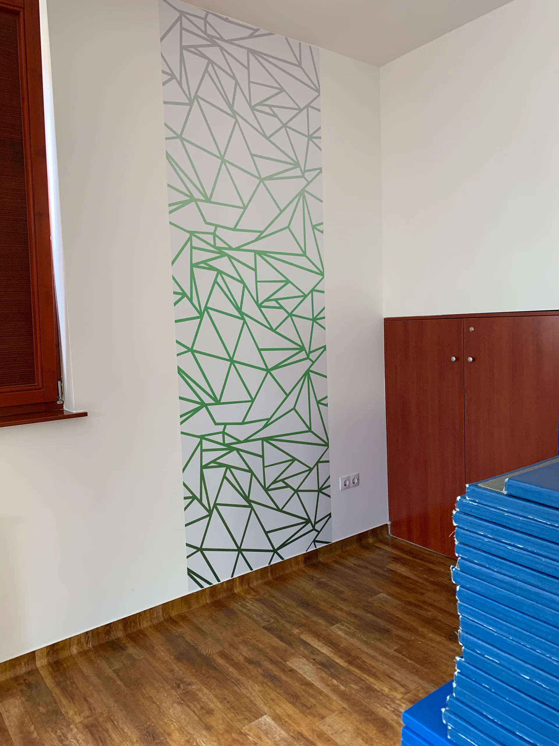 Motivációs faldekor fitness teremben – modern beltéri branding