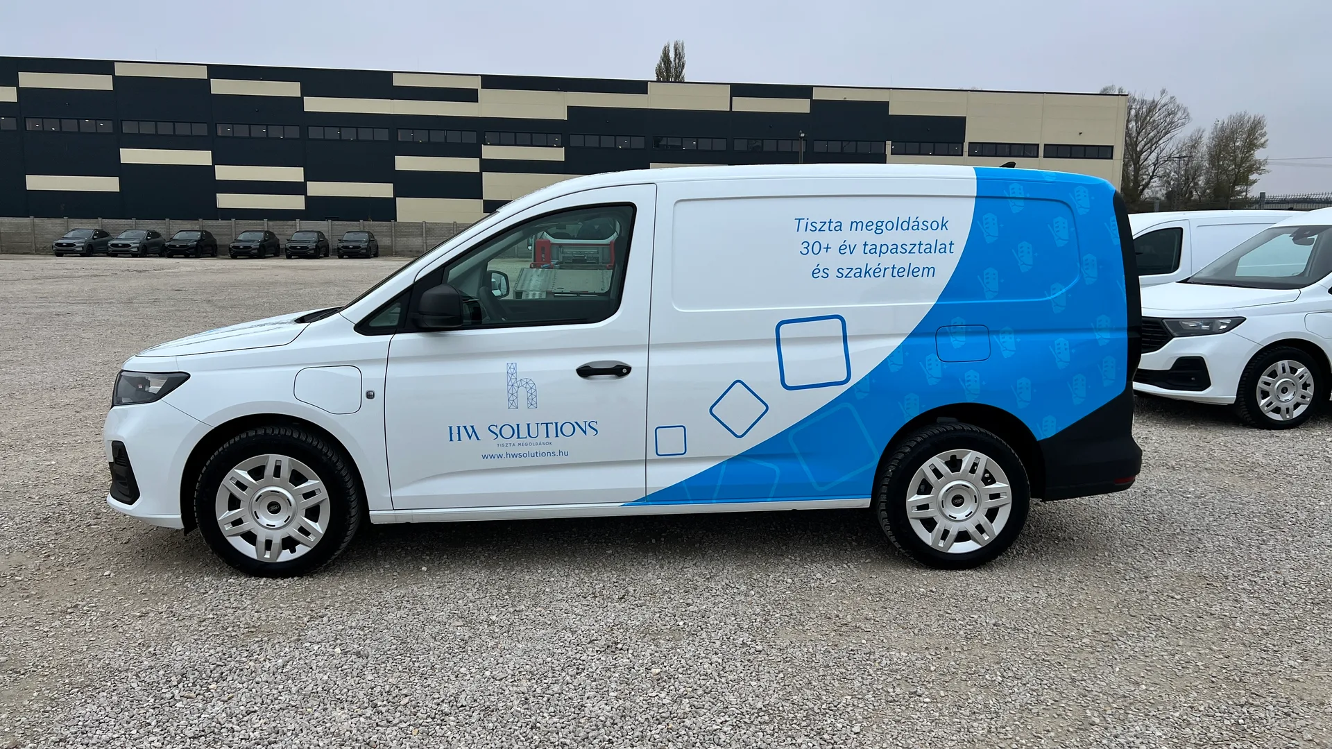 HW Solutions Ford Transit Connect Van bal oldali nézet – kék hullámos grafikai átmenet, HW Solutions logó, Tiszta megoldások szlogen és weboldal