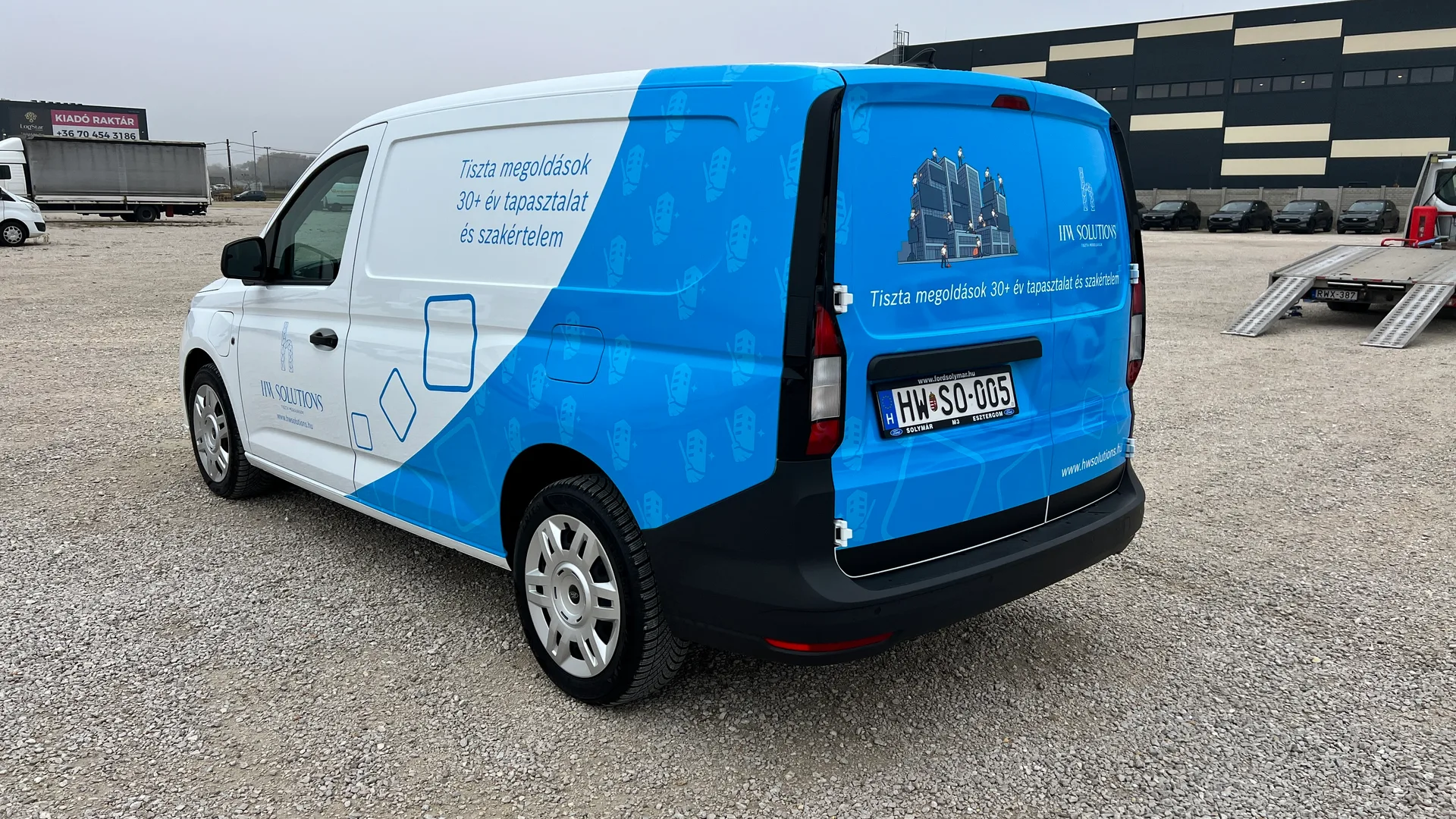 HW Solutions Ford Transit Connect Van jobb hátsó negyedes nézet – Tiszta megoldások szlogen, épülettisztításra utaló illusztráció és felmosó-piktogram mintázat