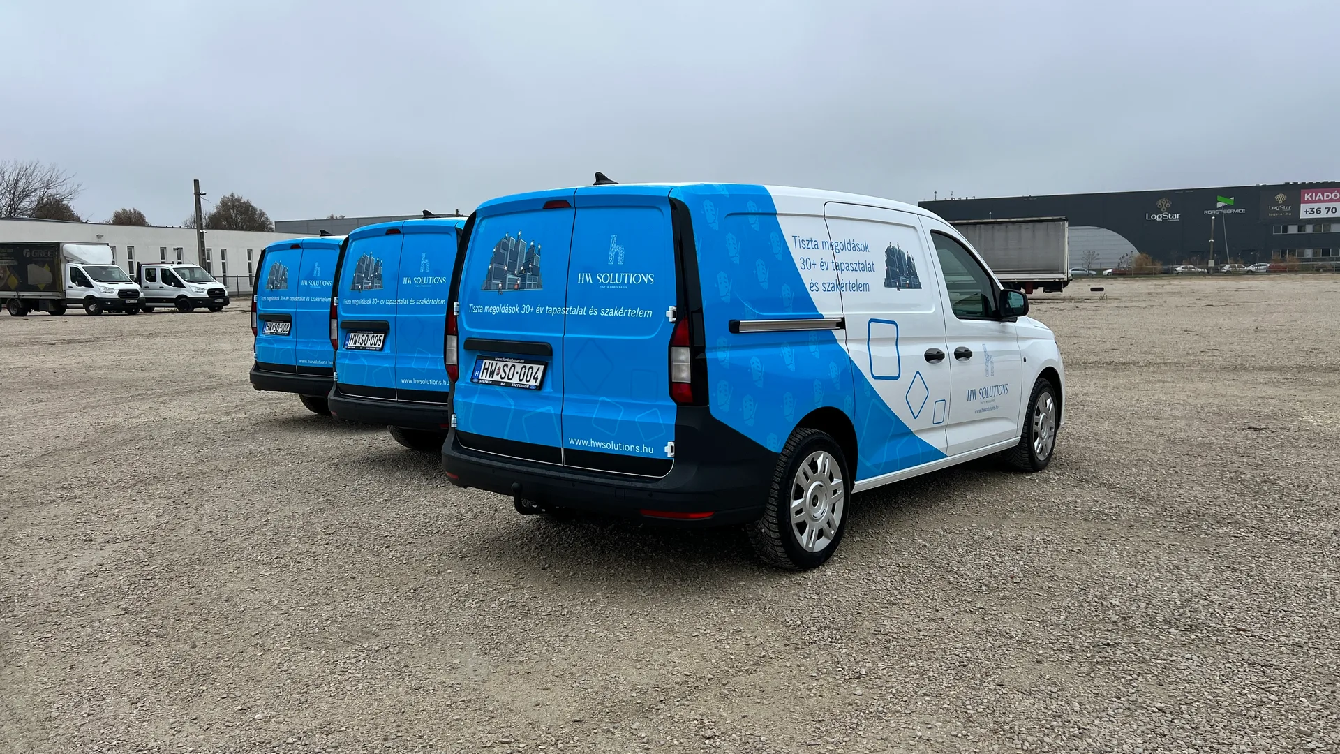 HW Solutions Ford Transit Connect flotta jobb hátsó nézetből – három Transit Connect Van egységes arculati megjelenéssel a HW Solutions szlogenjével