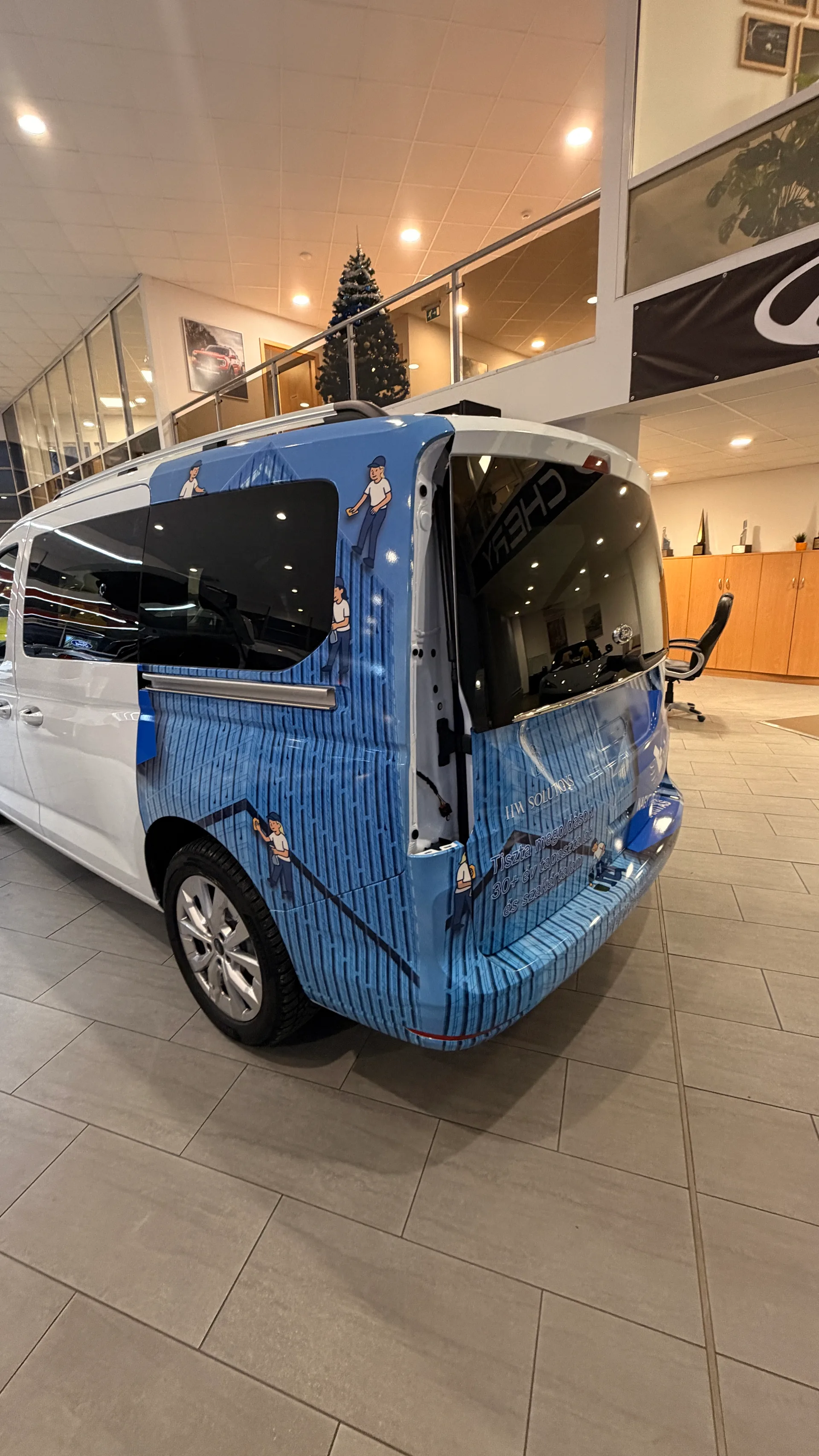 HW Solutions Ford Tourneo Connect hátsó-oldali nézet portré formátumban – Tiszta megoldások, 30+ év tapasztalat és szakértelem szöveges üzenettel