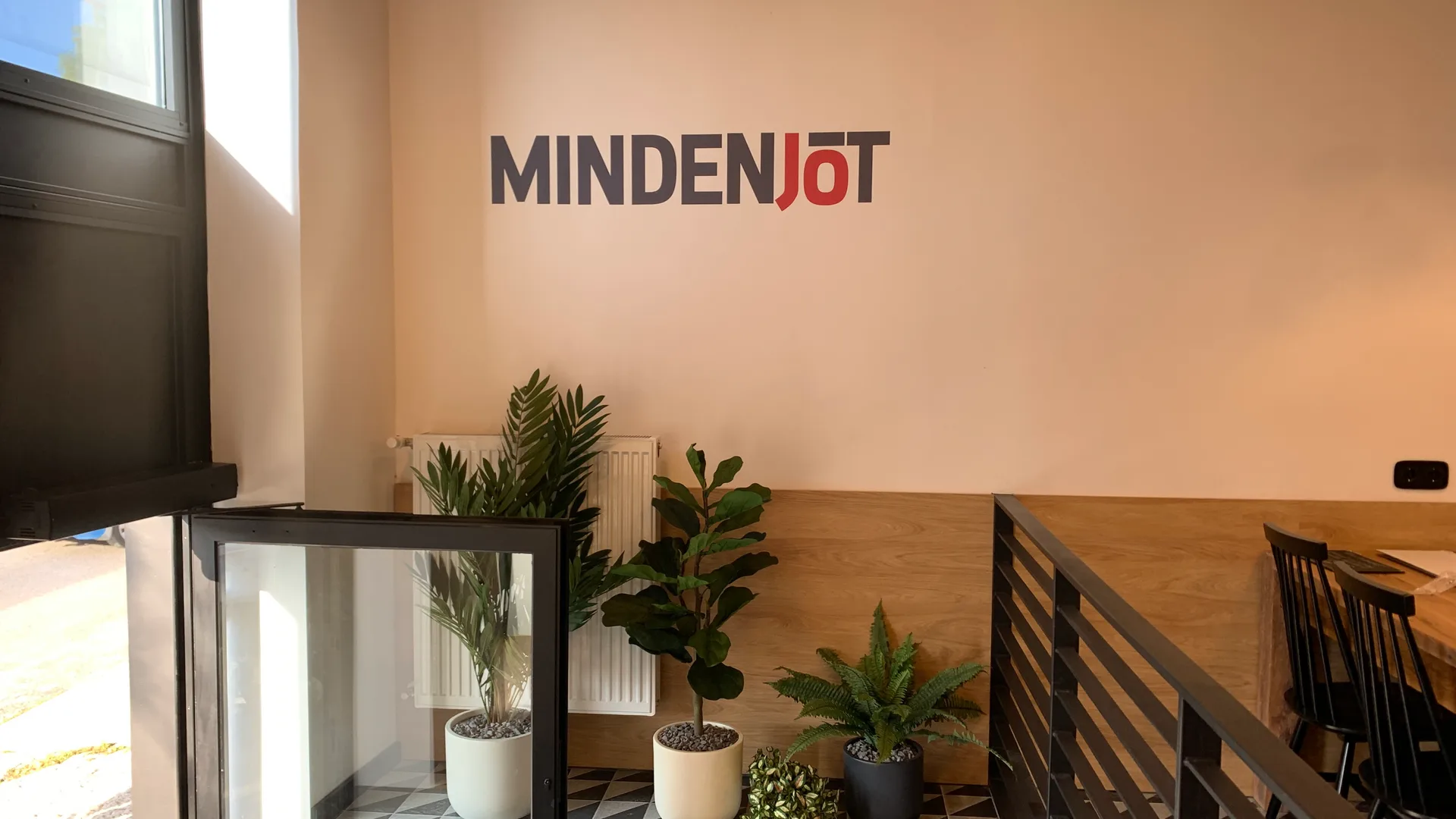 JóKenyér MINDENJÓT falmatrica – vágott fólia a pékség falán, Budakeszi