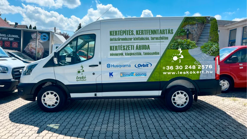 A Leskó Kertészet Ford Transit autódekoráció előzetes grafikai látványterve – egyik oldali nézet, zöld kertfotóval, szolgáltatási feliratokkal és elérhetőségekkel