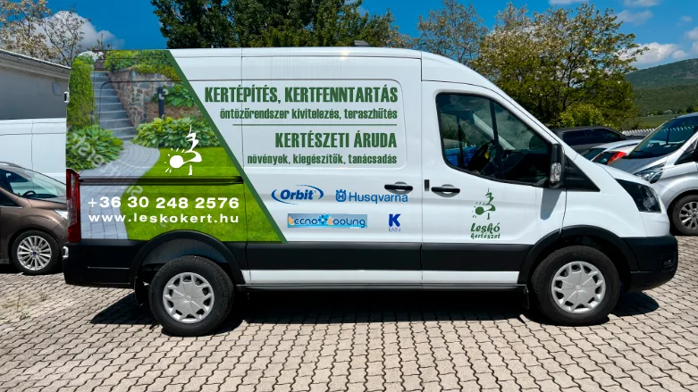 A Ford Transit másik oldalára készített részleges autódekoráció előzetes látványterve – kertgrafikával, logókkal és információs felületekkel