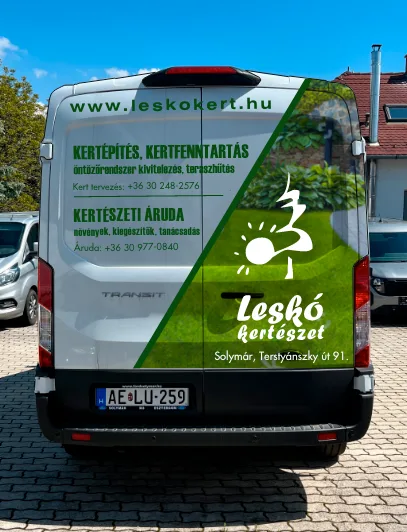 A Leskó Kertészet Ford Transit hátsó ajtóira tervezett dekoráció előzetes látványterve – szolgáltatások egyik oldalon, zöld kertgrafika és Leskó Kertészet logó a másikon, felül weboldalcímmel