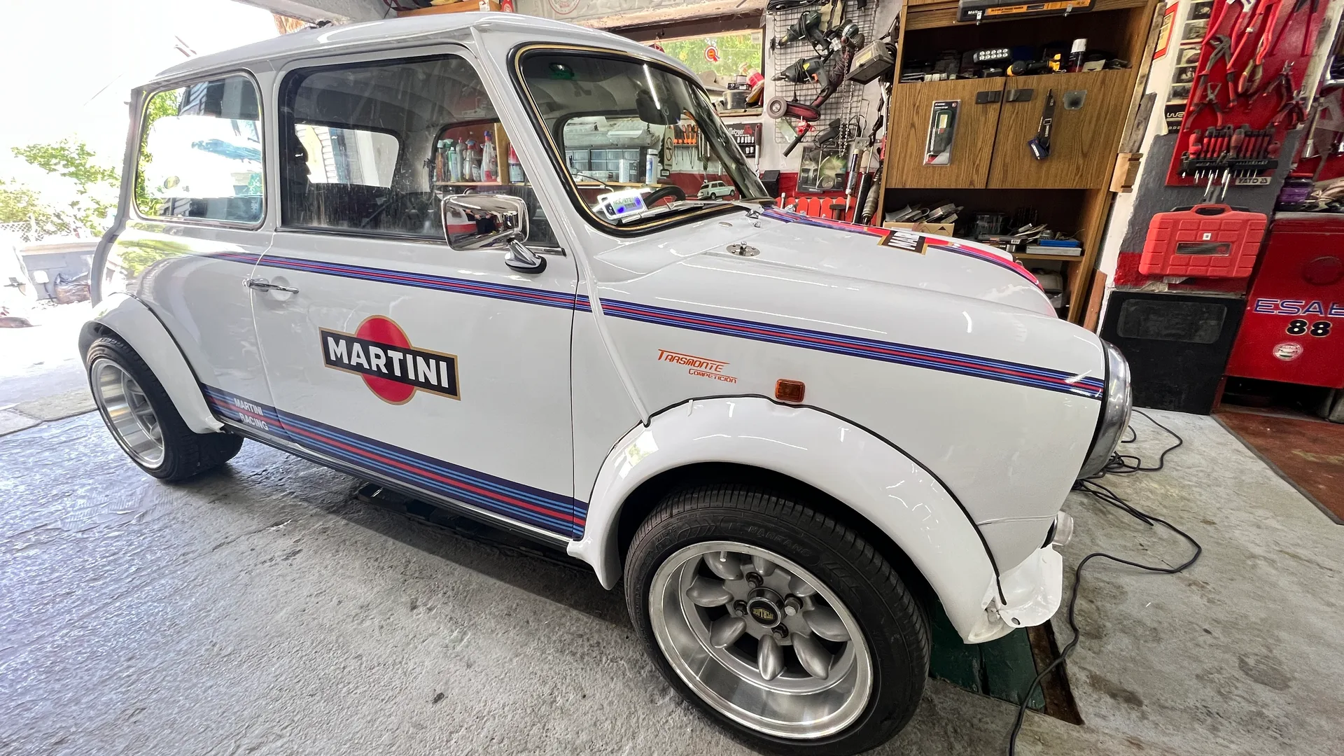 Klasszikus Mini háromnegyedes jobb oldali nézete a Martini Racing oldalsó csíkozással, MARTINI logóval és Trasmonte Competición jelöléssel