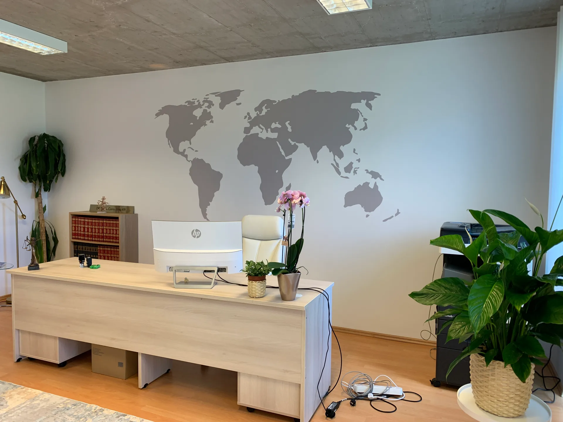 Prémium irodai branding falgrafikával – modern ügyvédi iroda